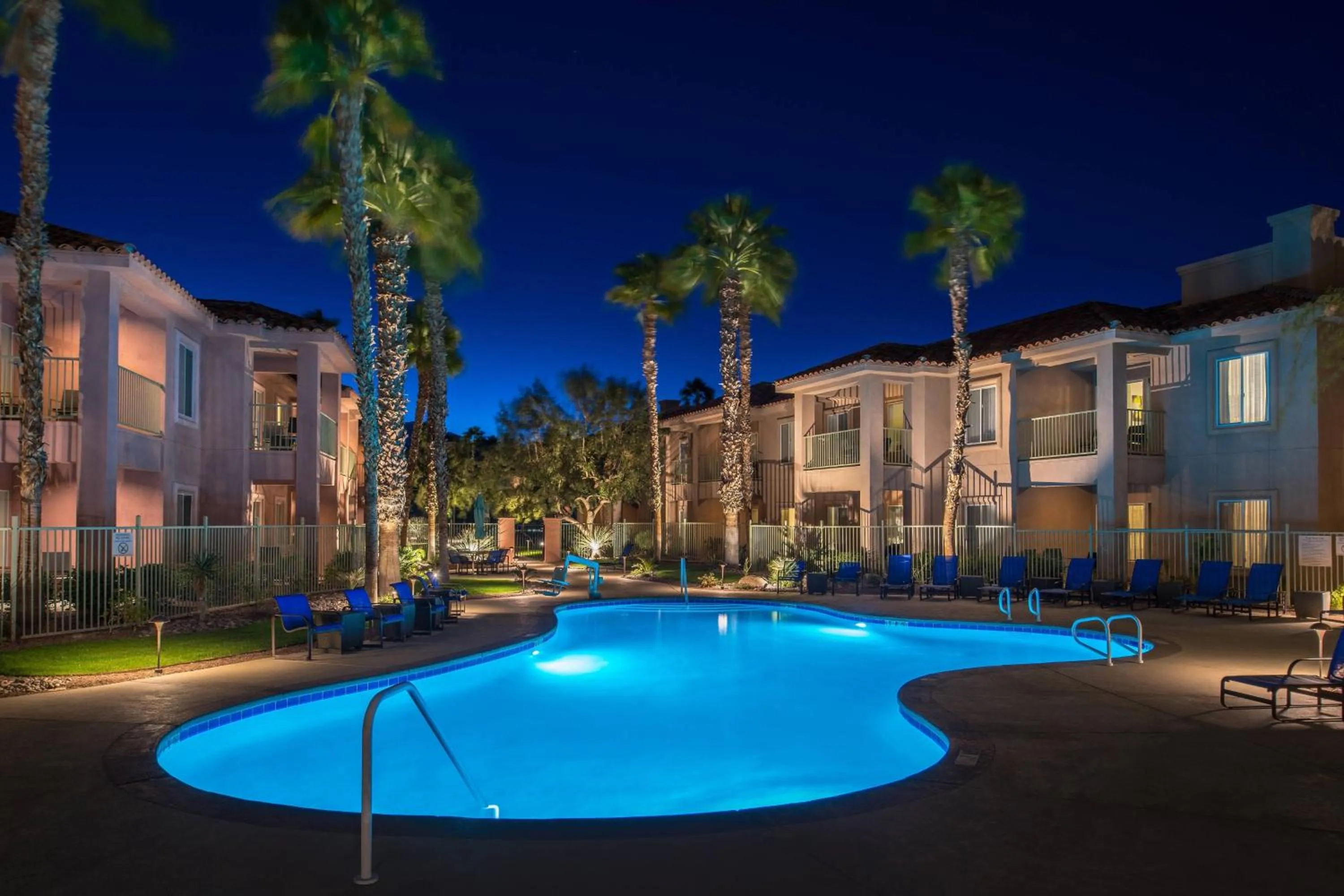 Swimming pool in Residence Inn Palm Desert