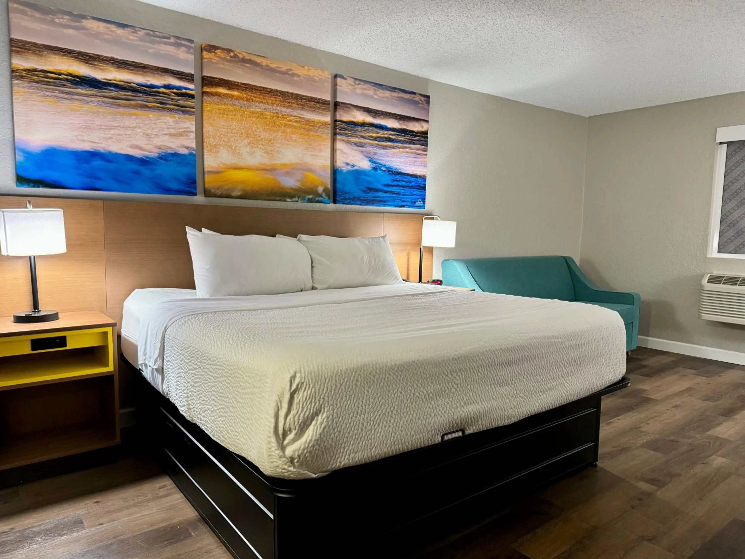 Bedroom, Bed in Days Inn by Wyndham Sarasota I-75