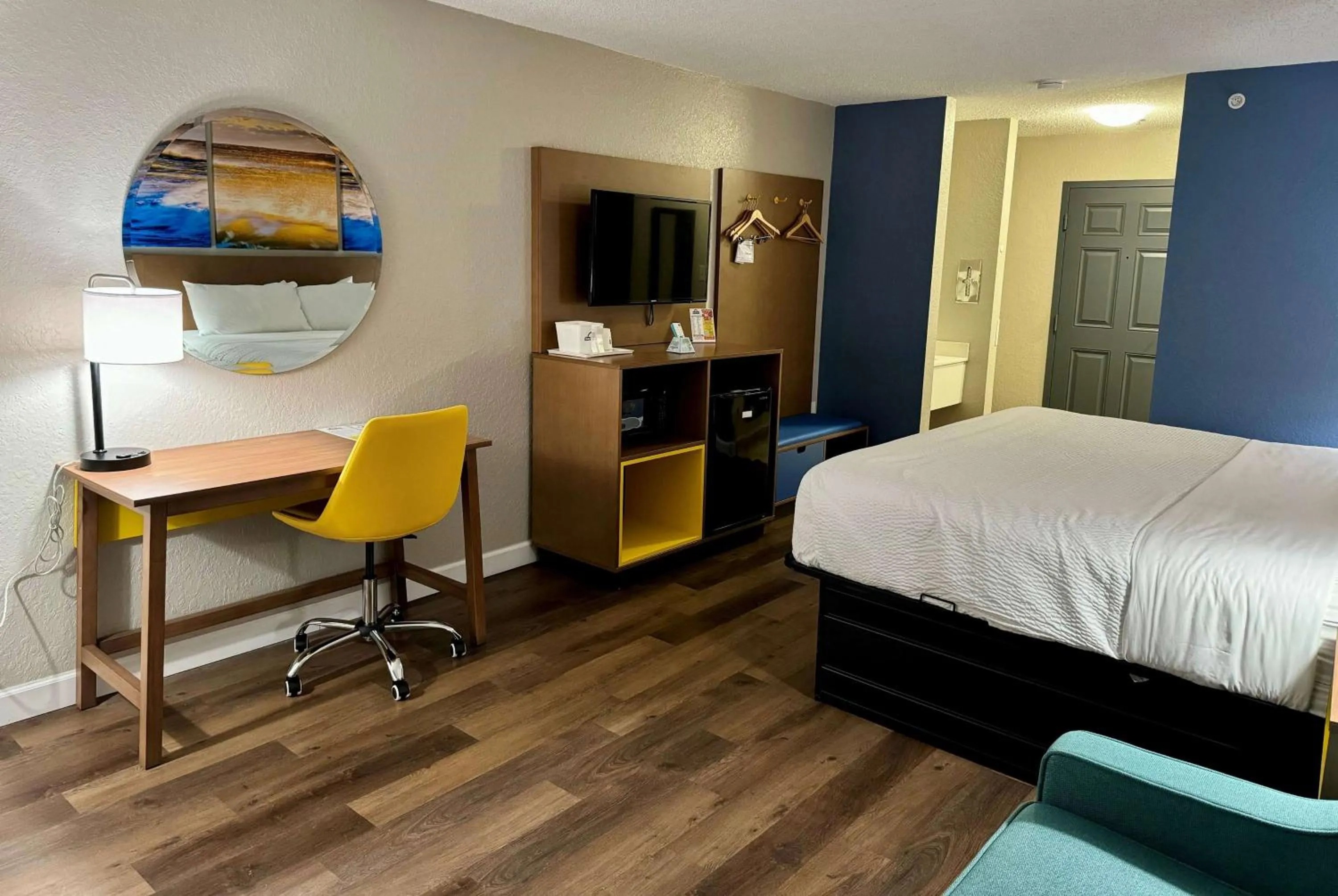 Photo of the whole room, Bed in Days Inn by Wyndham Sarasota I-75