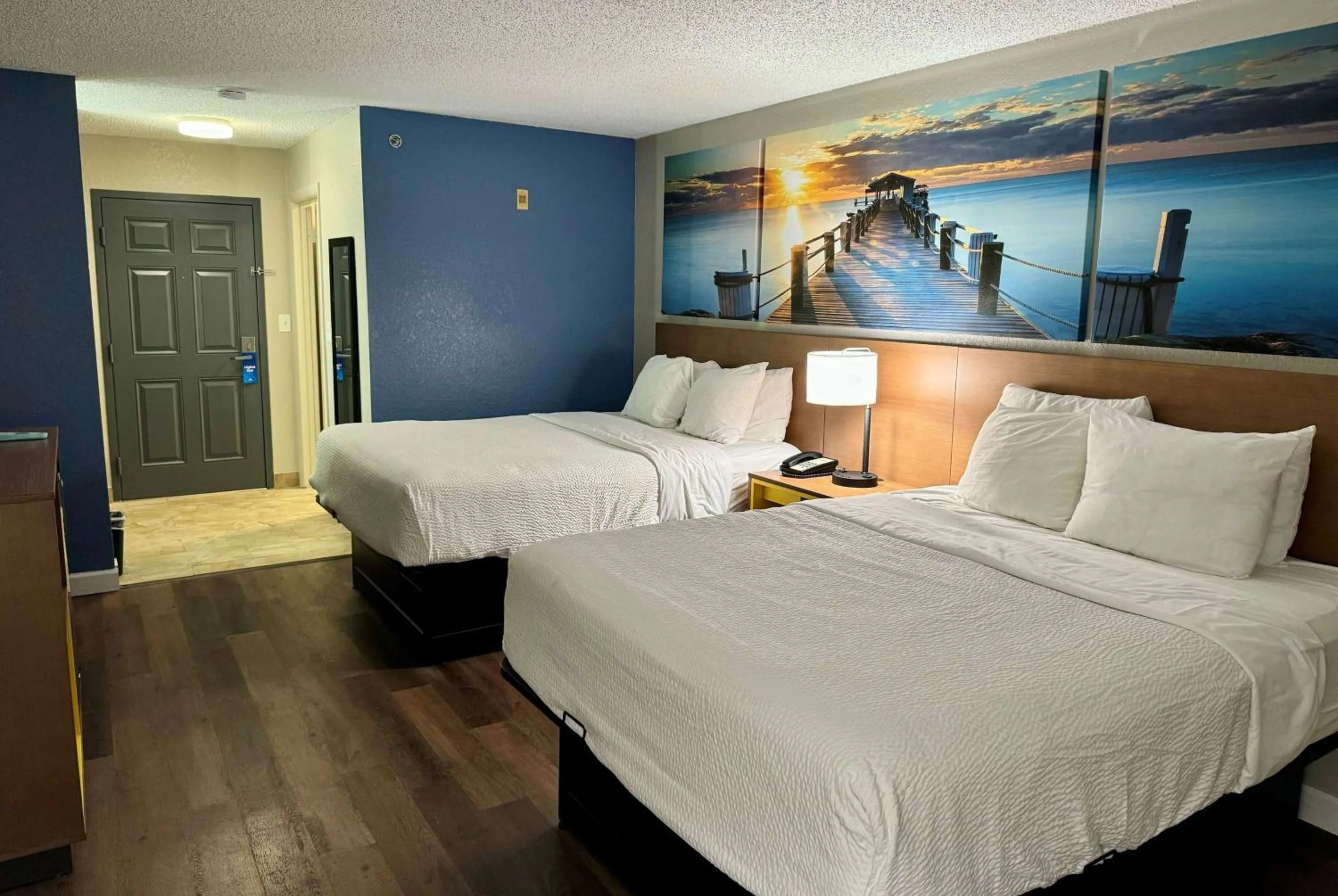 Photo of the whole room, Bed in Days Inn by Wyndham Sarasota I-75