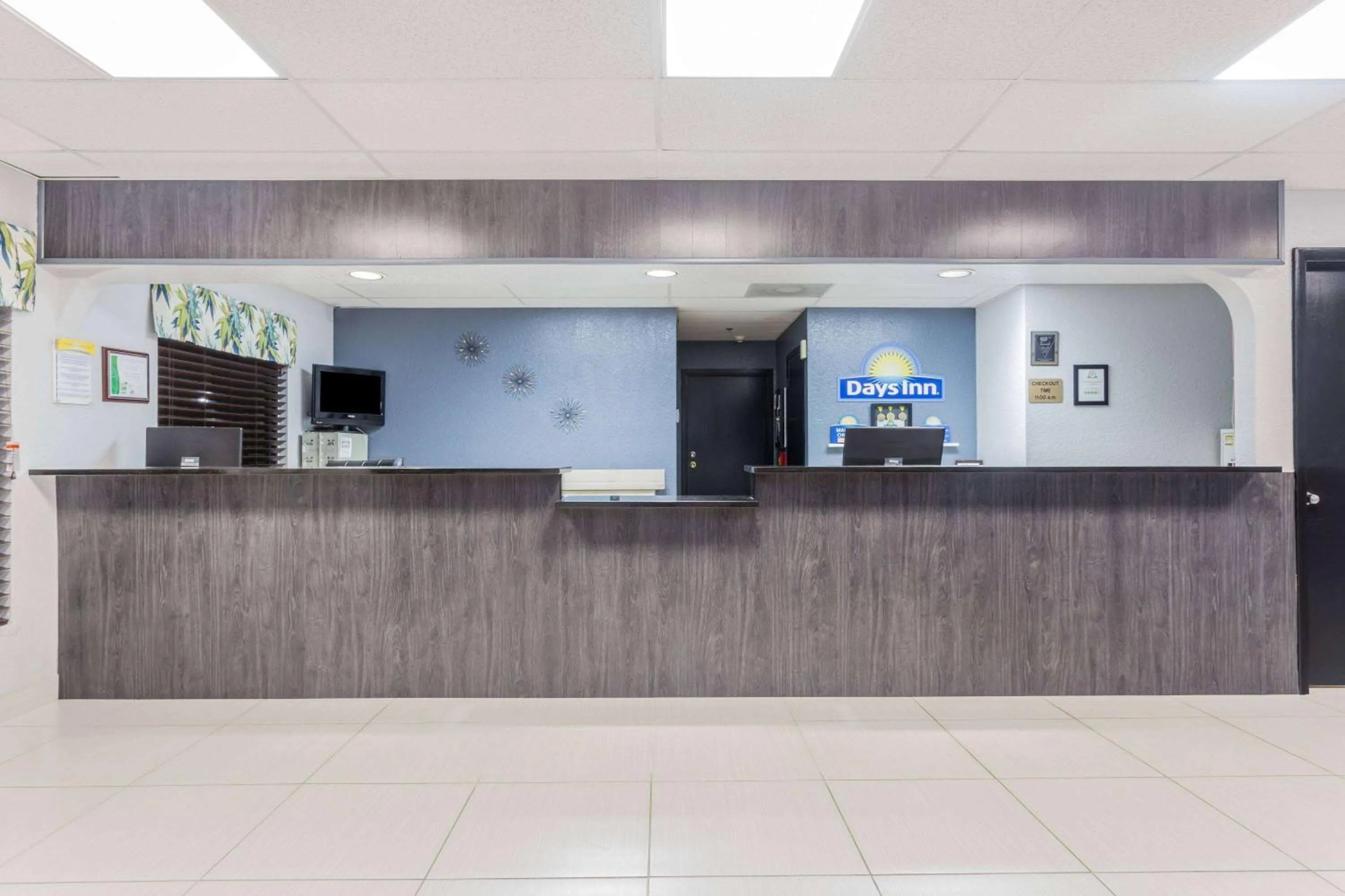 Lobby or reception in Days Inn by Wyndham Sarasota I-75