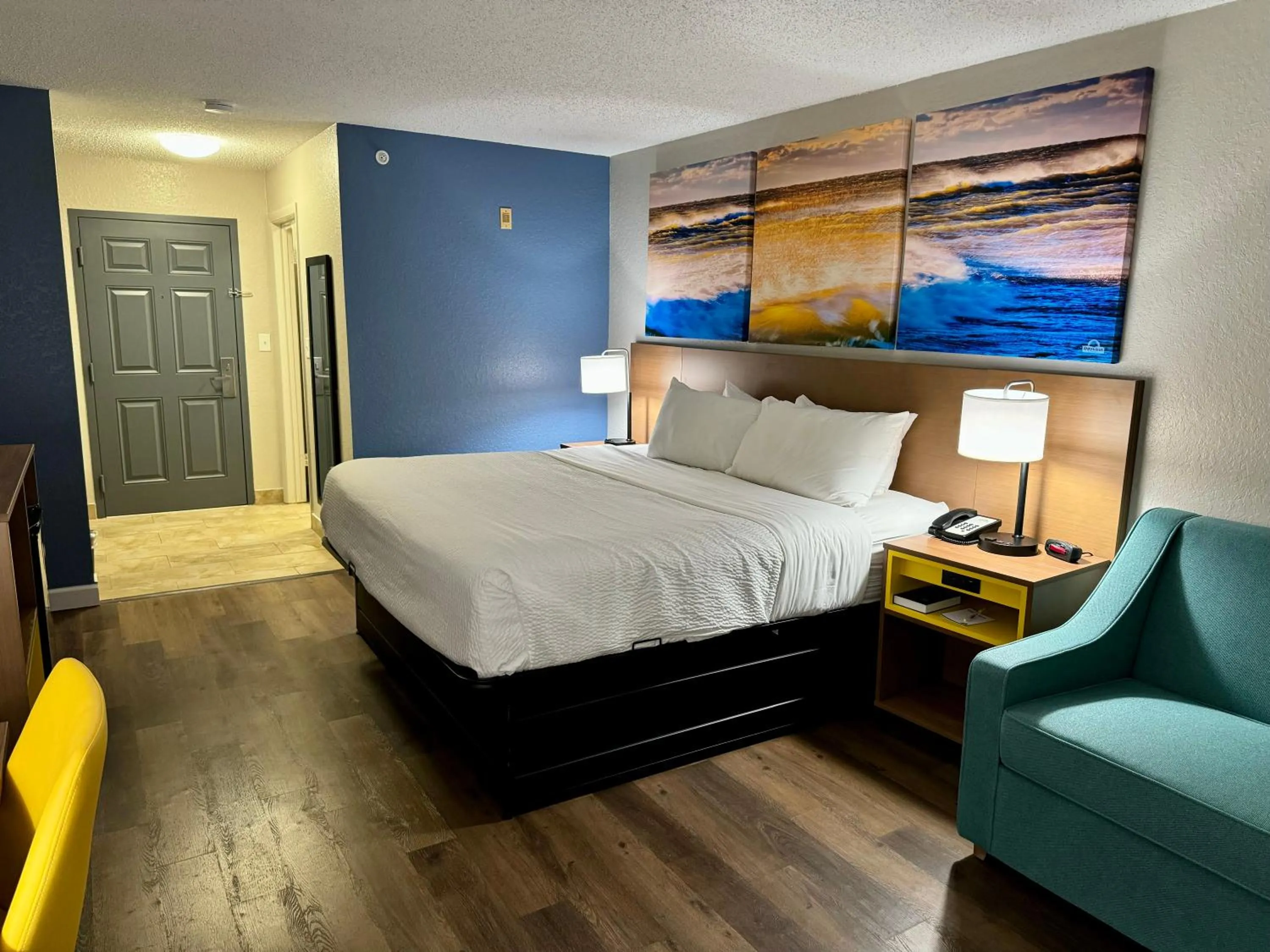 Bedroom, Bed in Days Inn by Wyndham Sarasota I-75