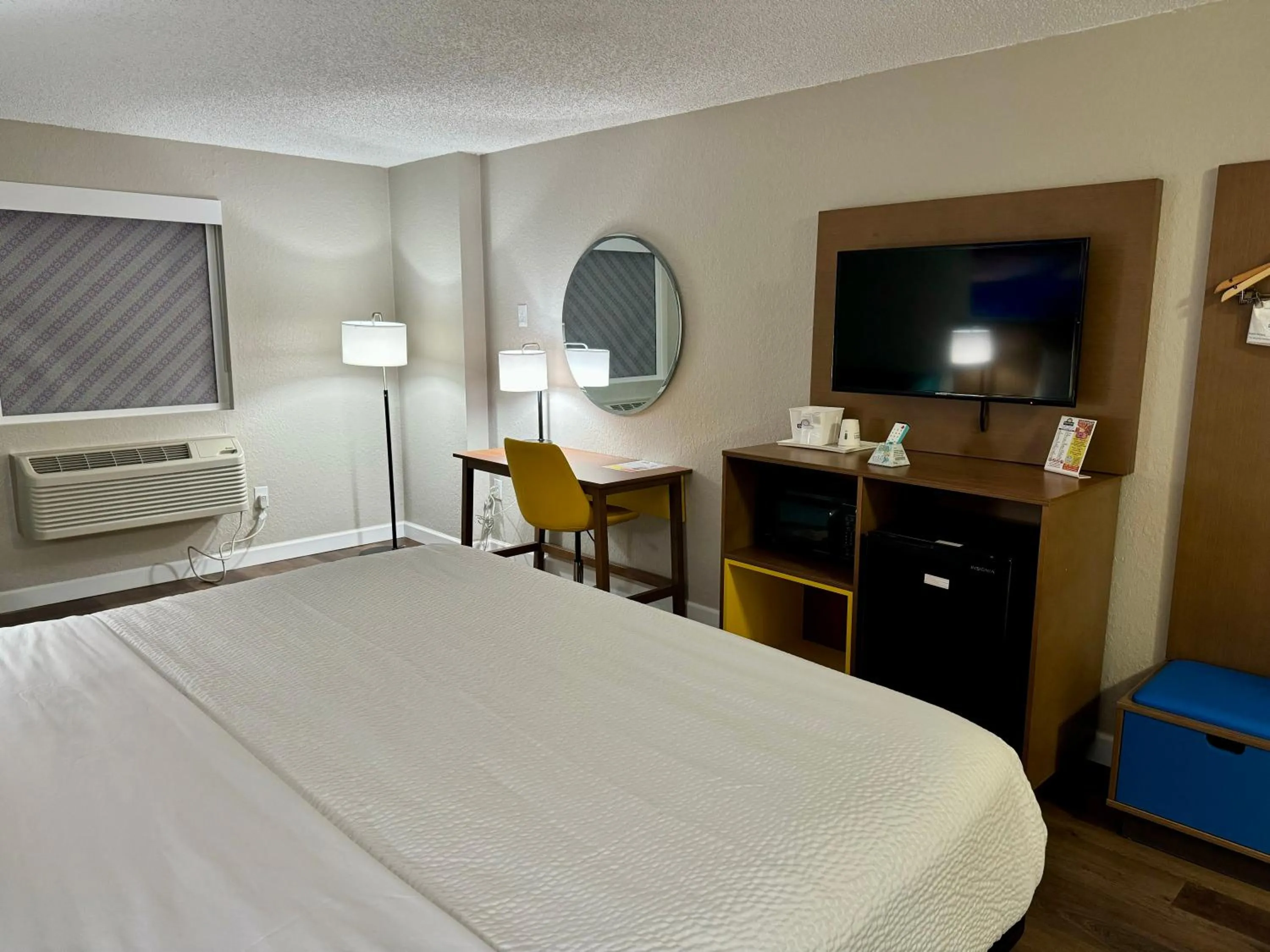 TV and multimedia, Bed in Days Inn by Wyndham Sarasota I-75