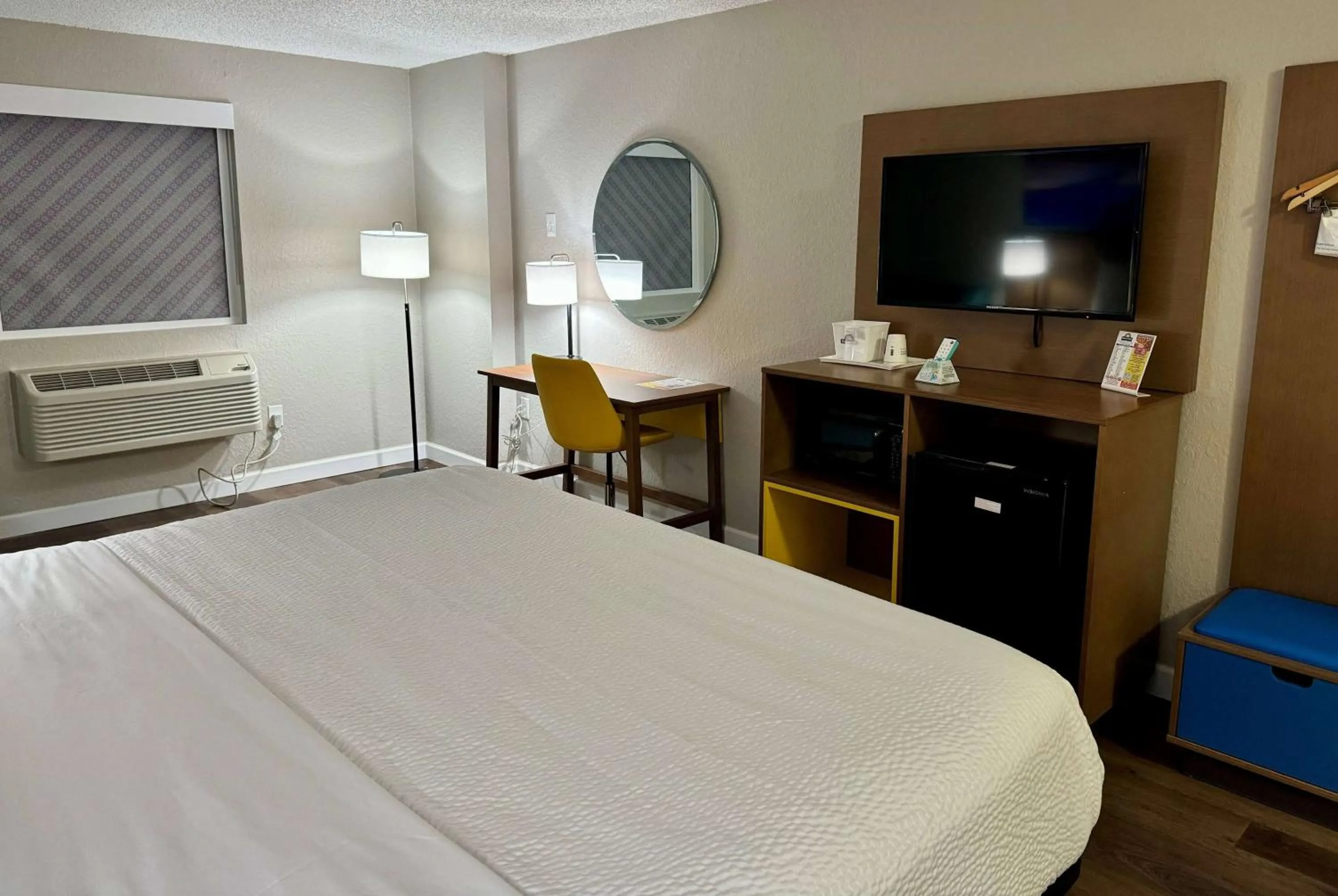 Photo of the whole room, Bed in Days Inn by Wyndham Sarasota I-75