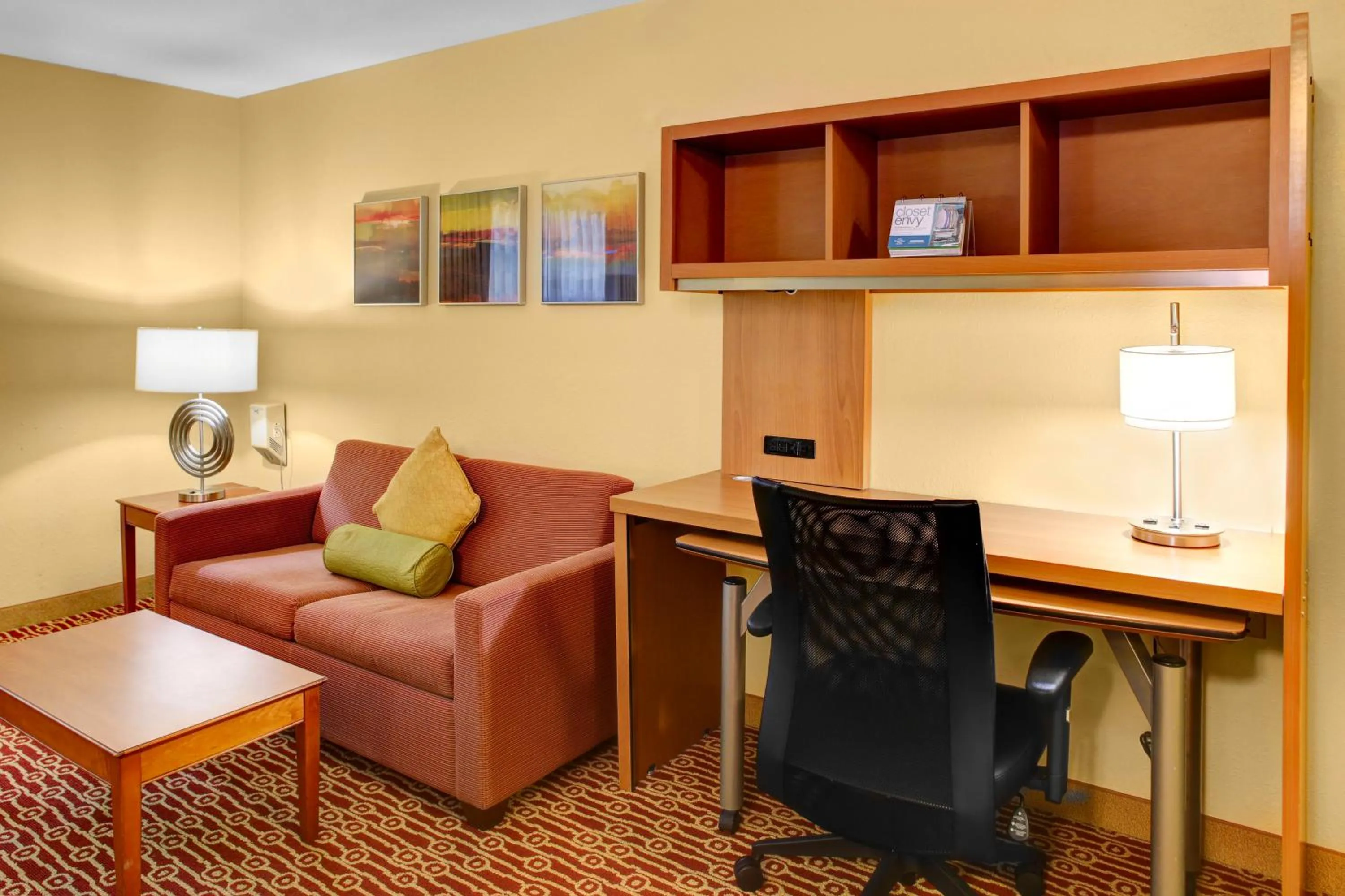 Seating area in Hawthorn Extended Stay by Wyndham Cincinnati NE Mason