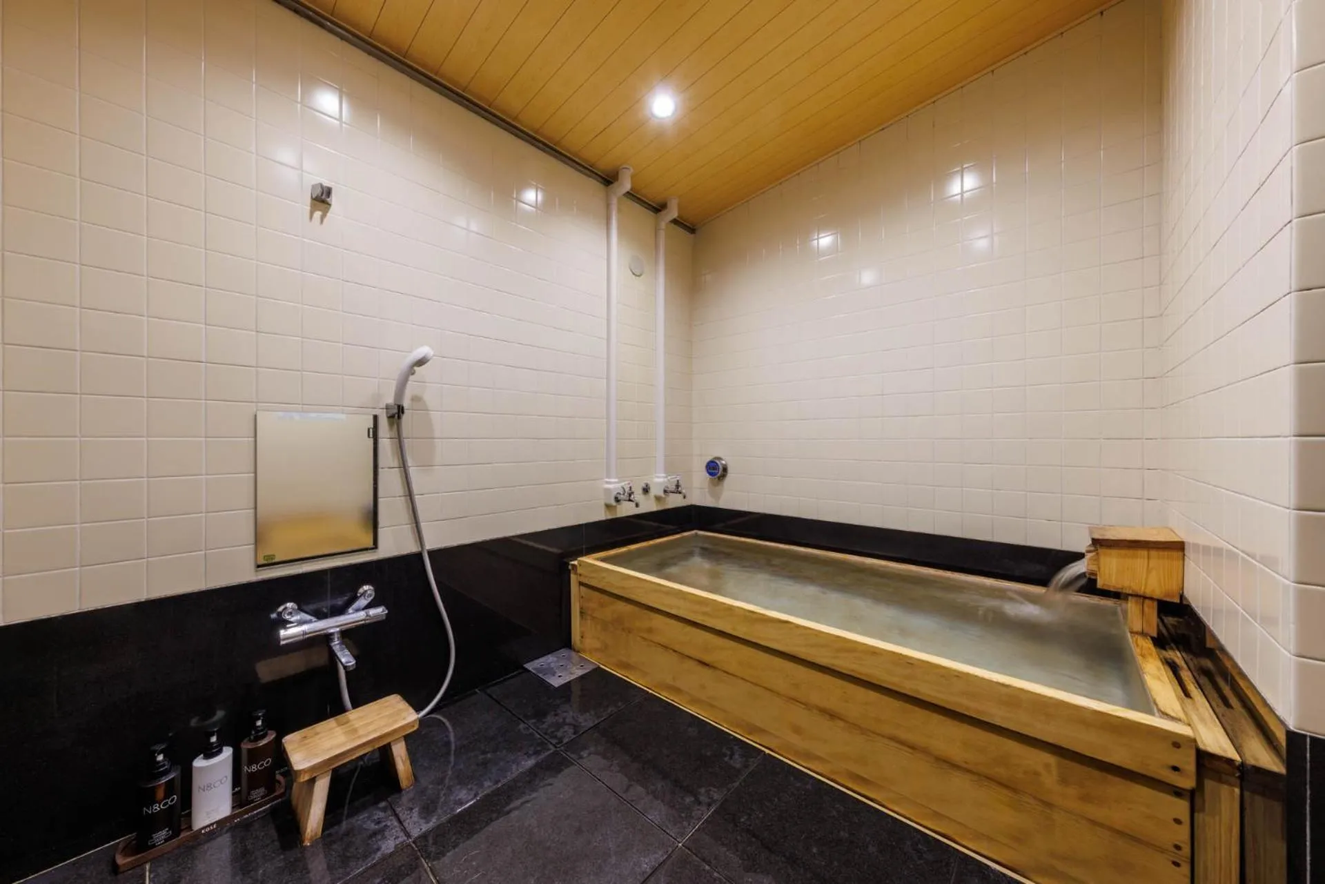 Hot Tub in Kyoto Ryokan SAKANOUE