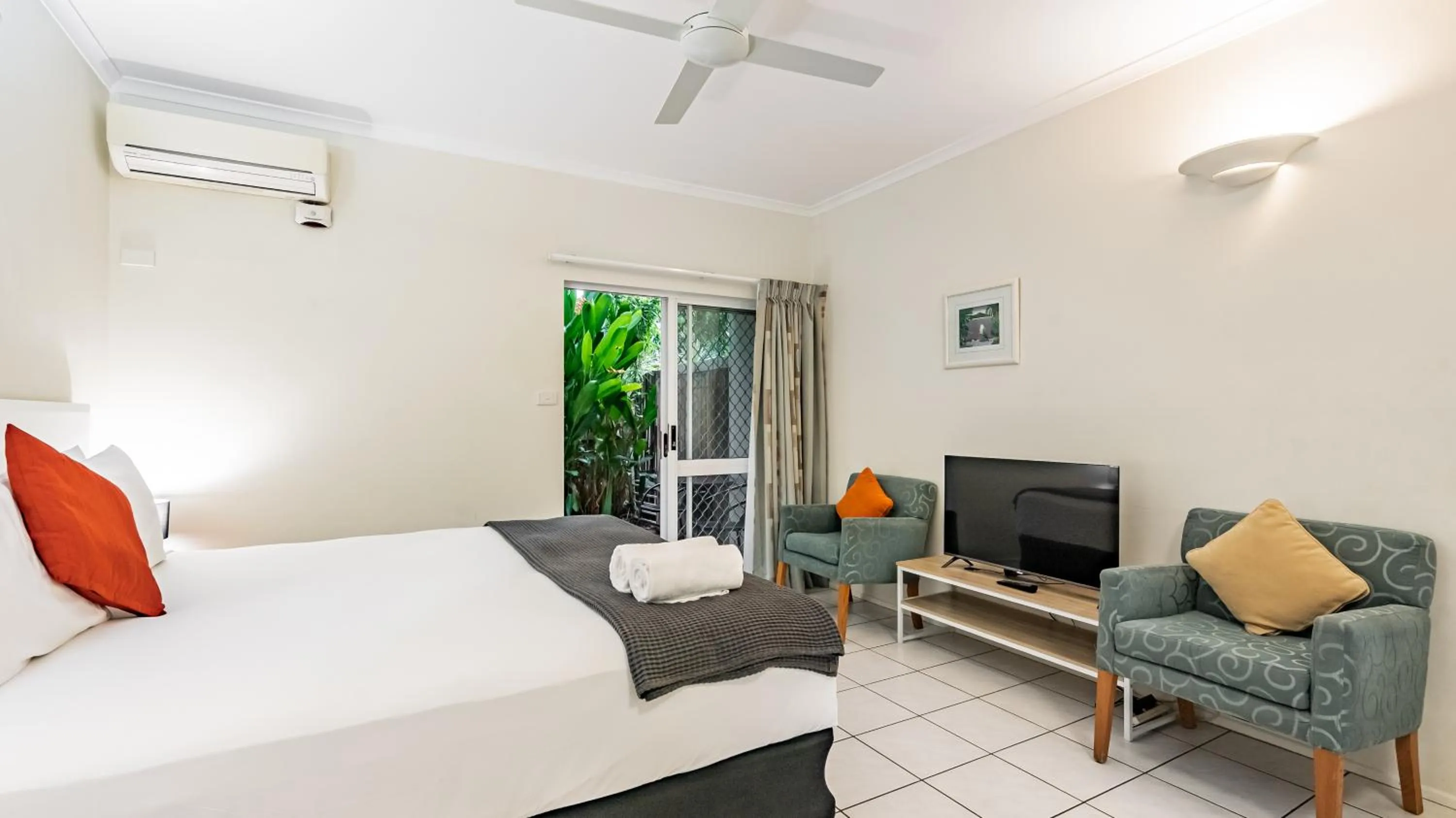 Bed in Trinity Beach Pacific