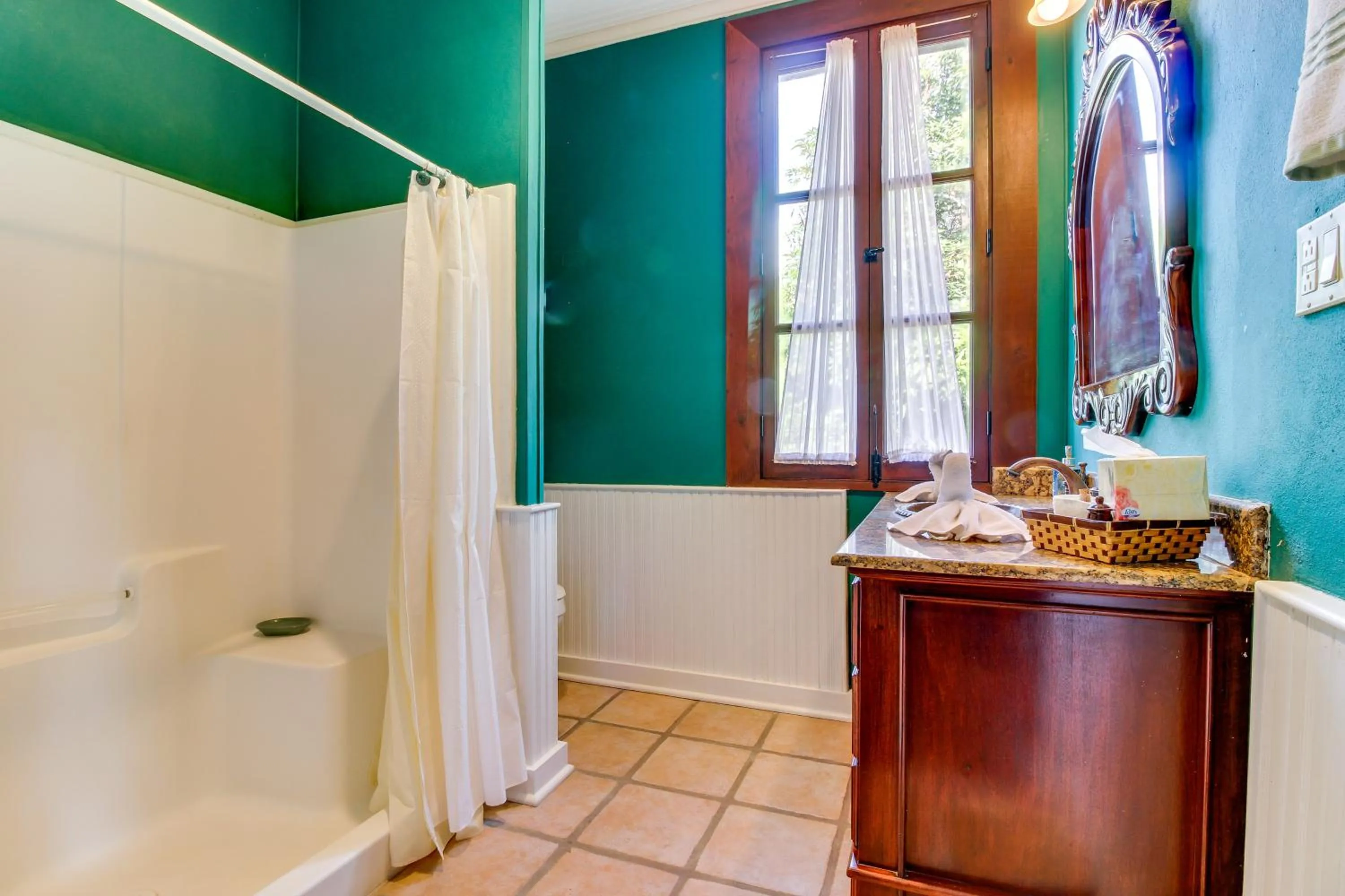 Colonial Suite @ Mahogany Hall