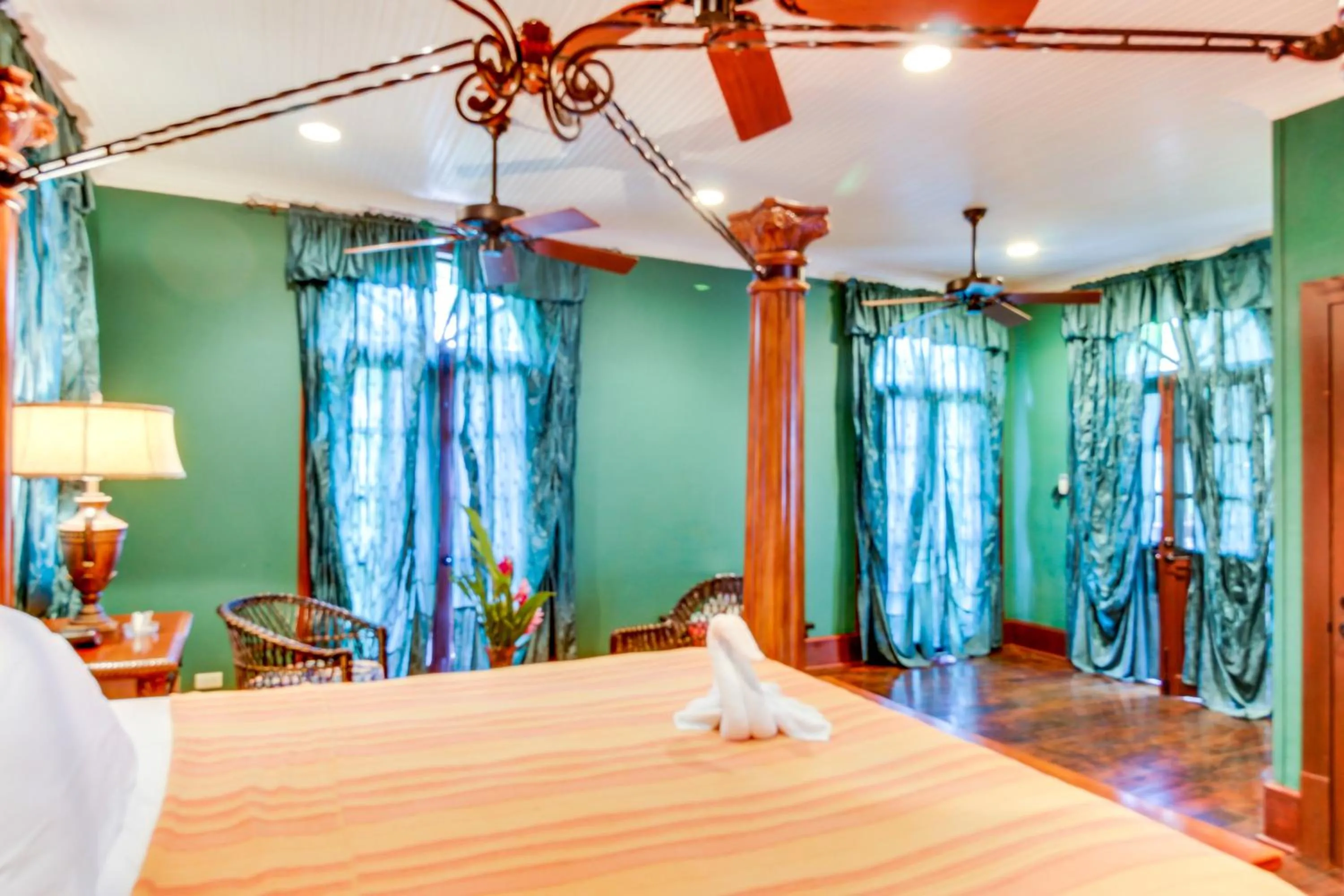 Bed in Colonial Suite @ Mahogany Hall