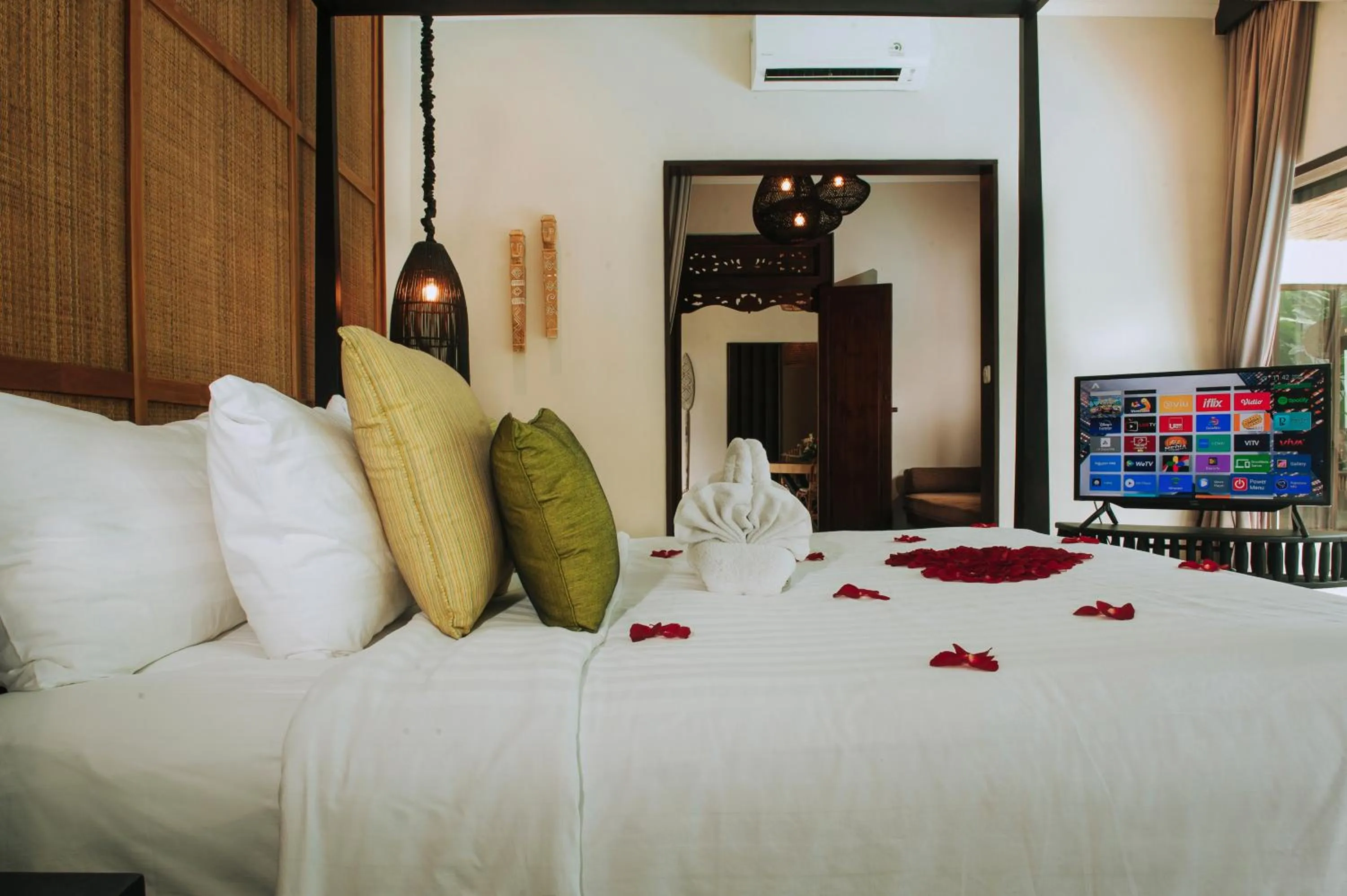 Communal lounge/ TV room, Bed in Nunamkhalu Private Villa and Spa