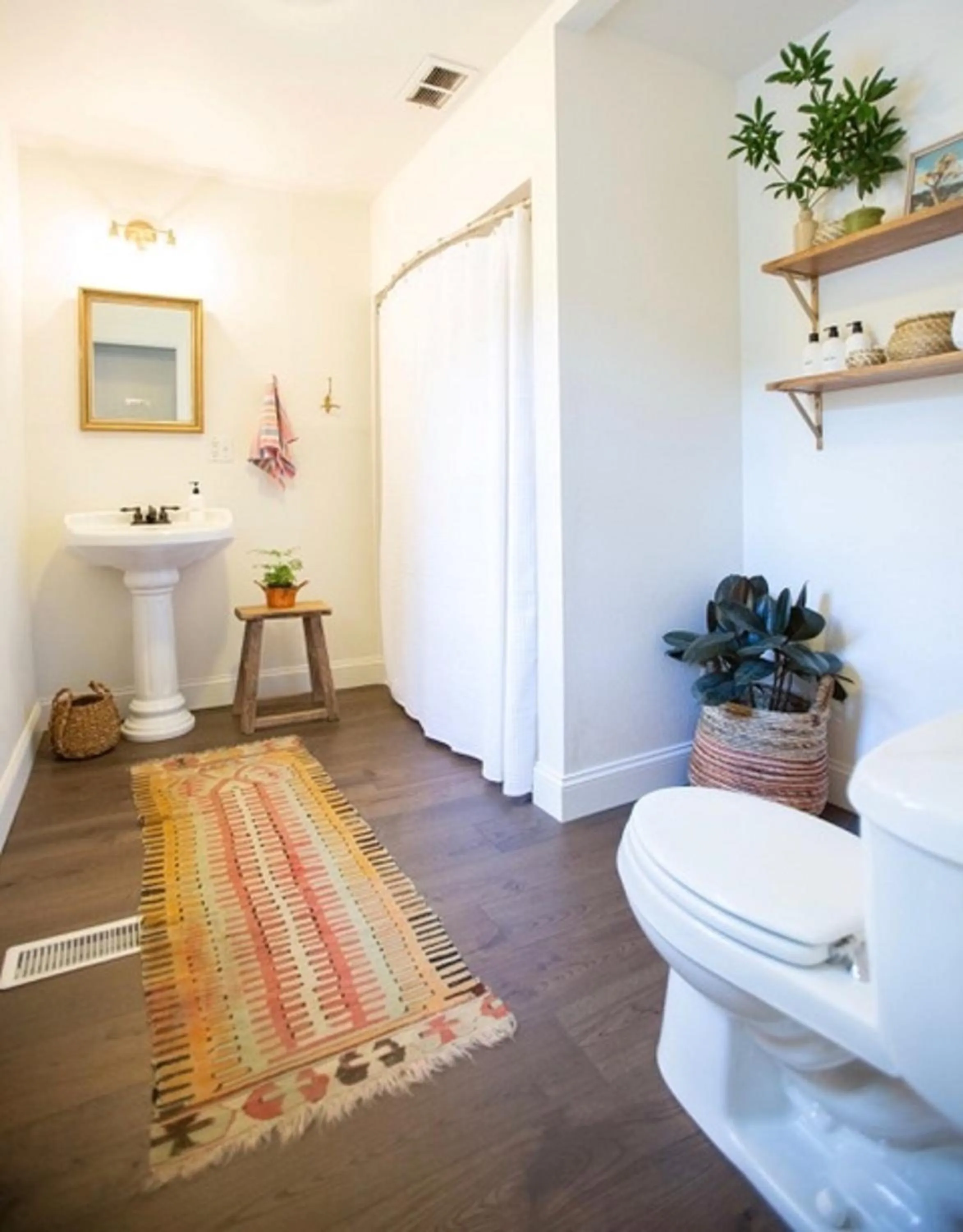 Bathroom in RubyJune Inn