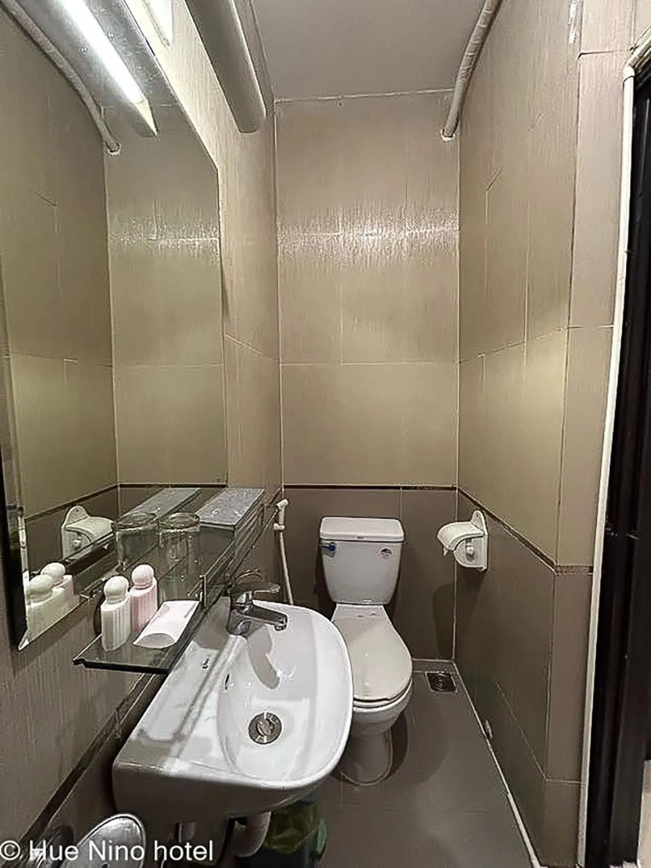 Shower in Hue Nino Hotel