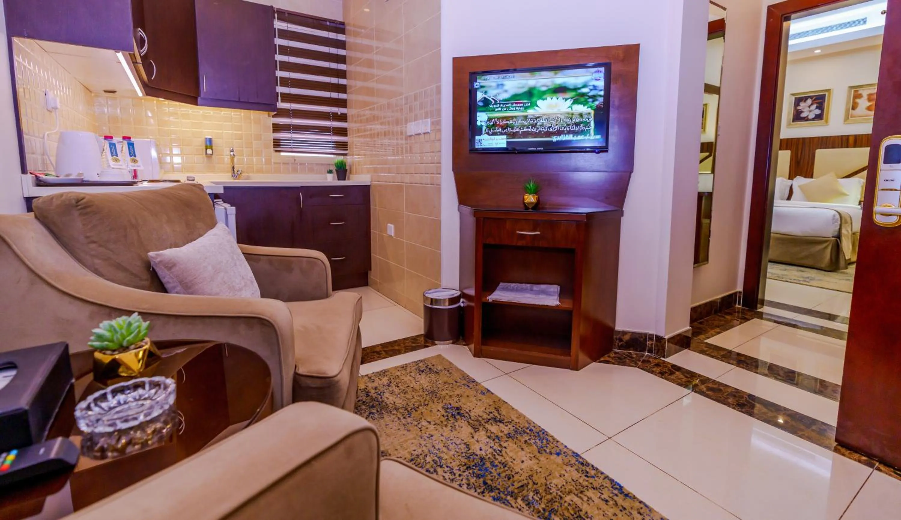 Seating area, Bed in Sun Park Hotel Suites