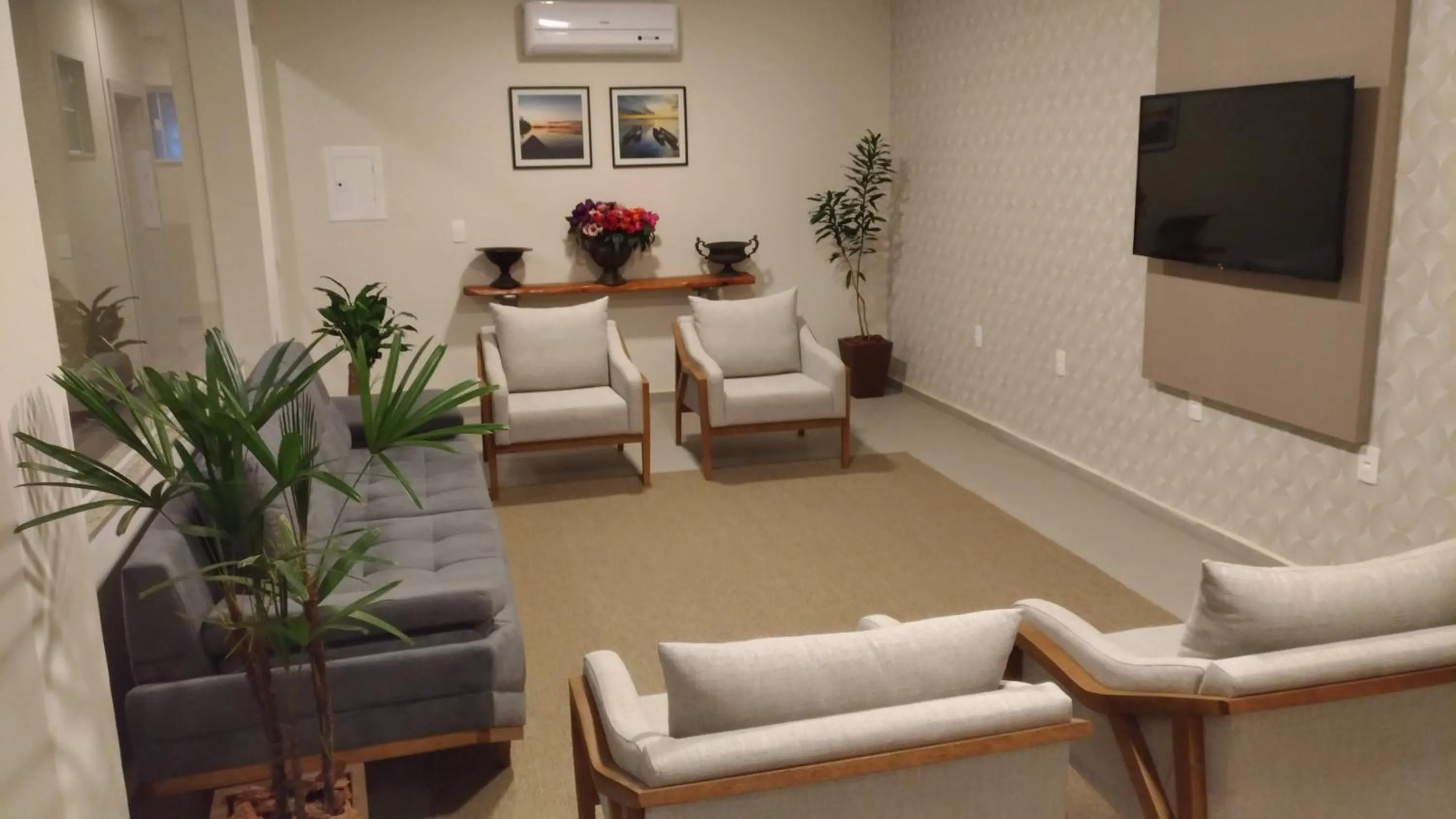 Communal lounge/ TV room in Paracambi Top Hotel