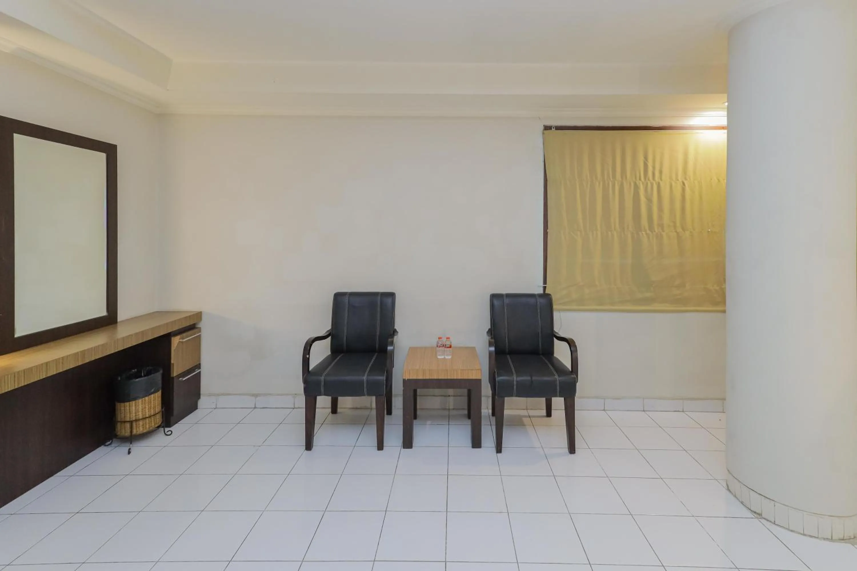 Seating area in Urbanview Hotel Taman Suci Denpasar Bali