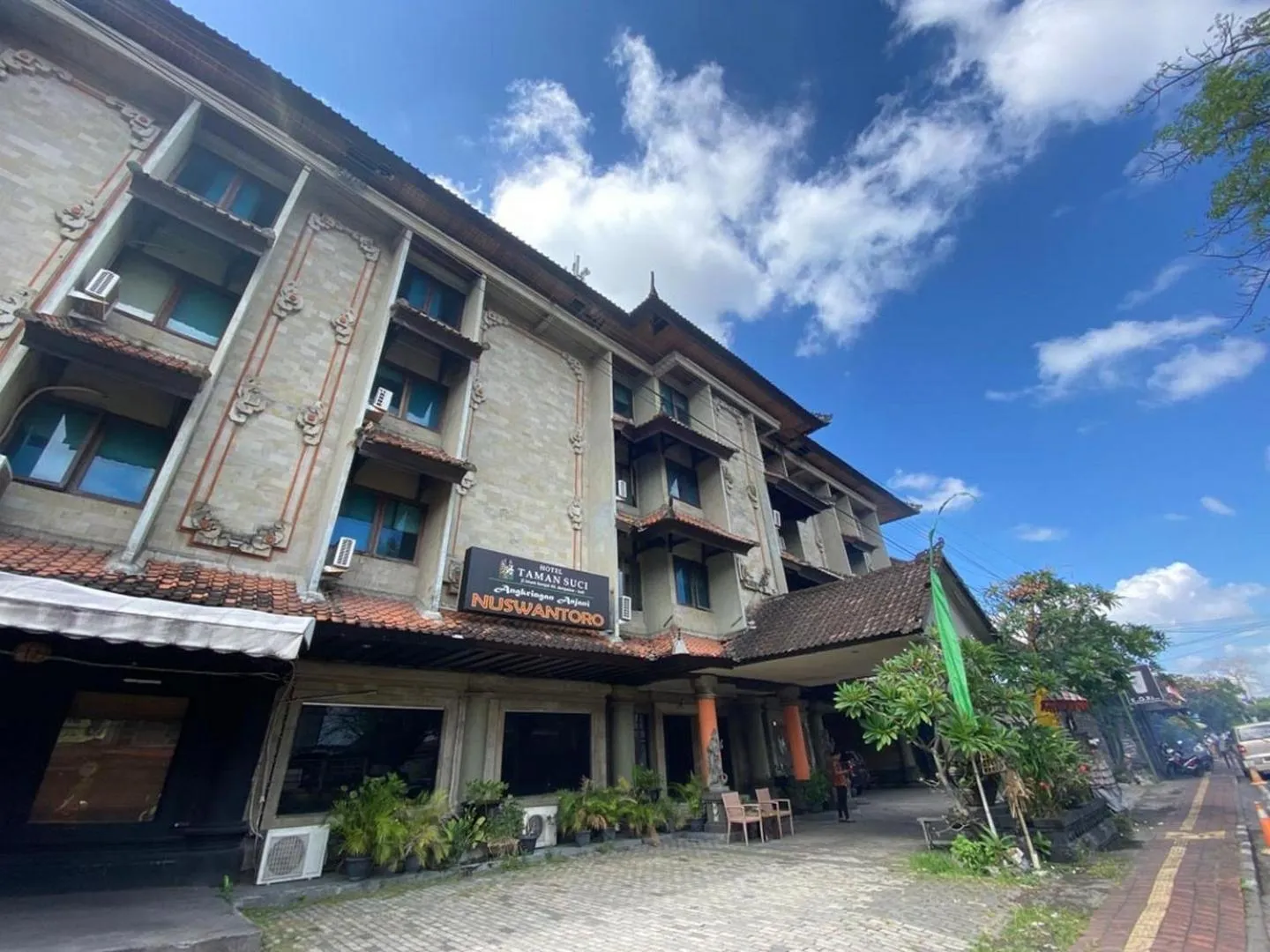 Property building in Urbanview Hotel Taman Suci Denpasar Bali
