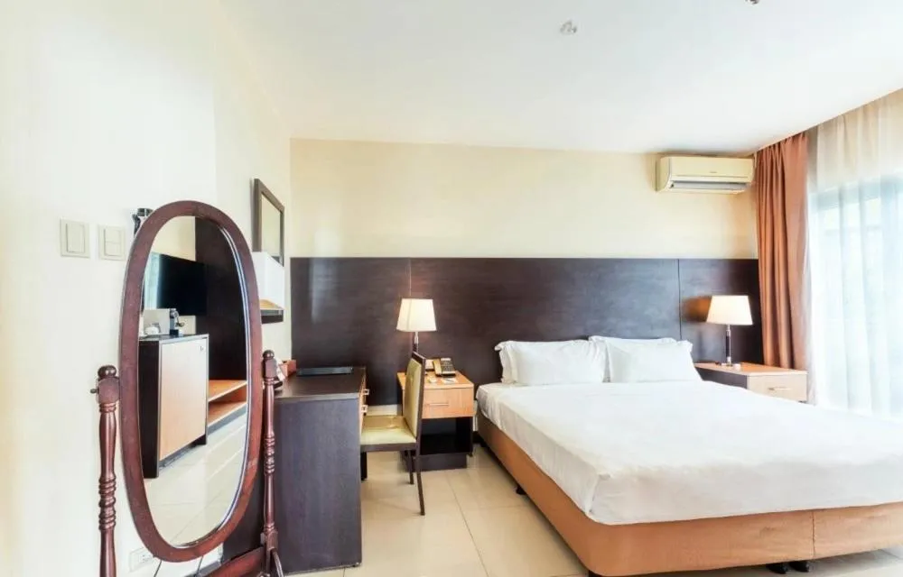 Bed in The Lake Hotel Tagaytay