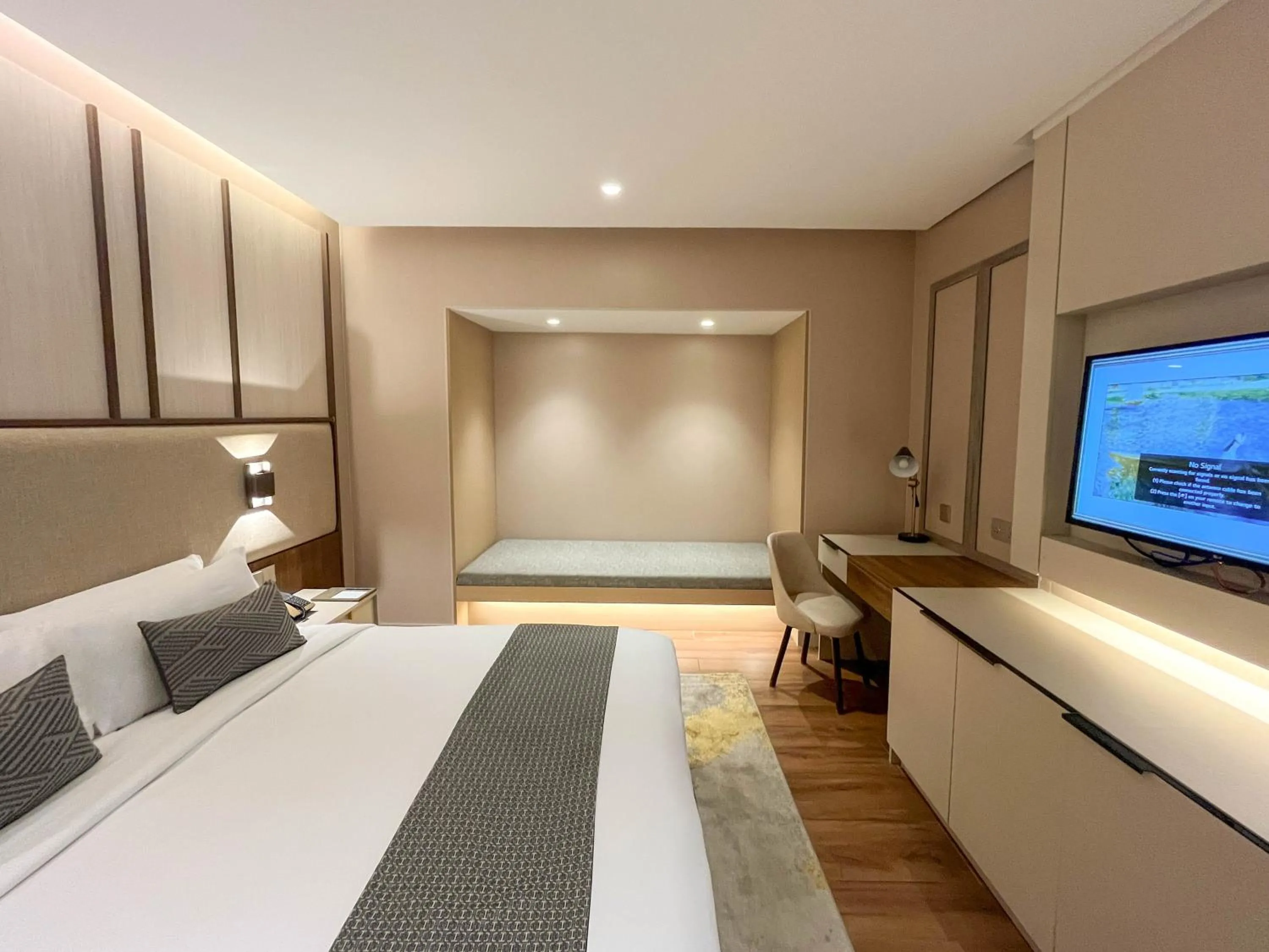 Bed in The Lake Hotel Tagaytay