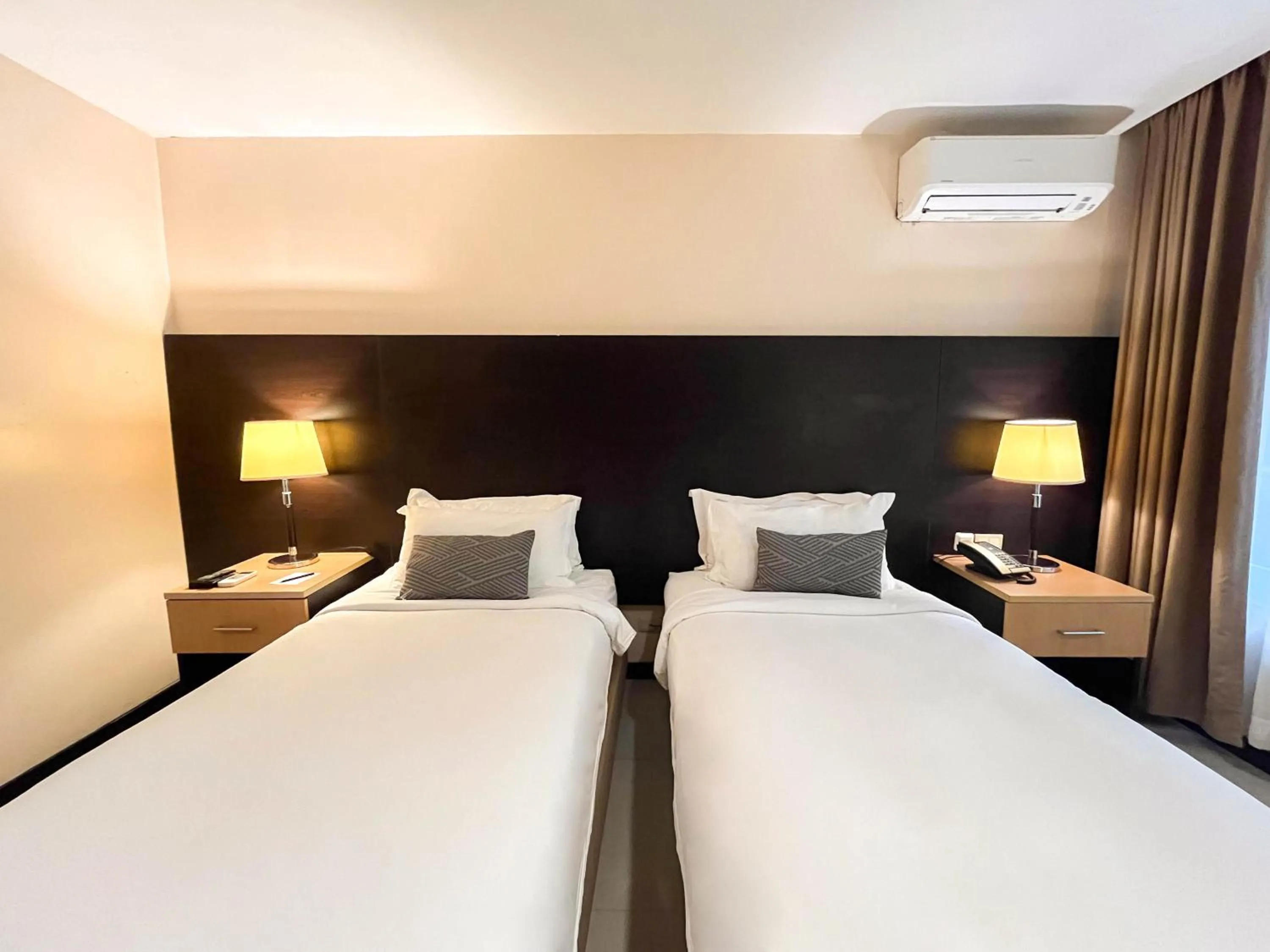 Bed in The Lake Hotel Tagaytay