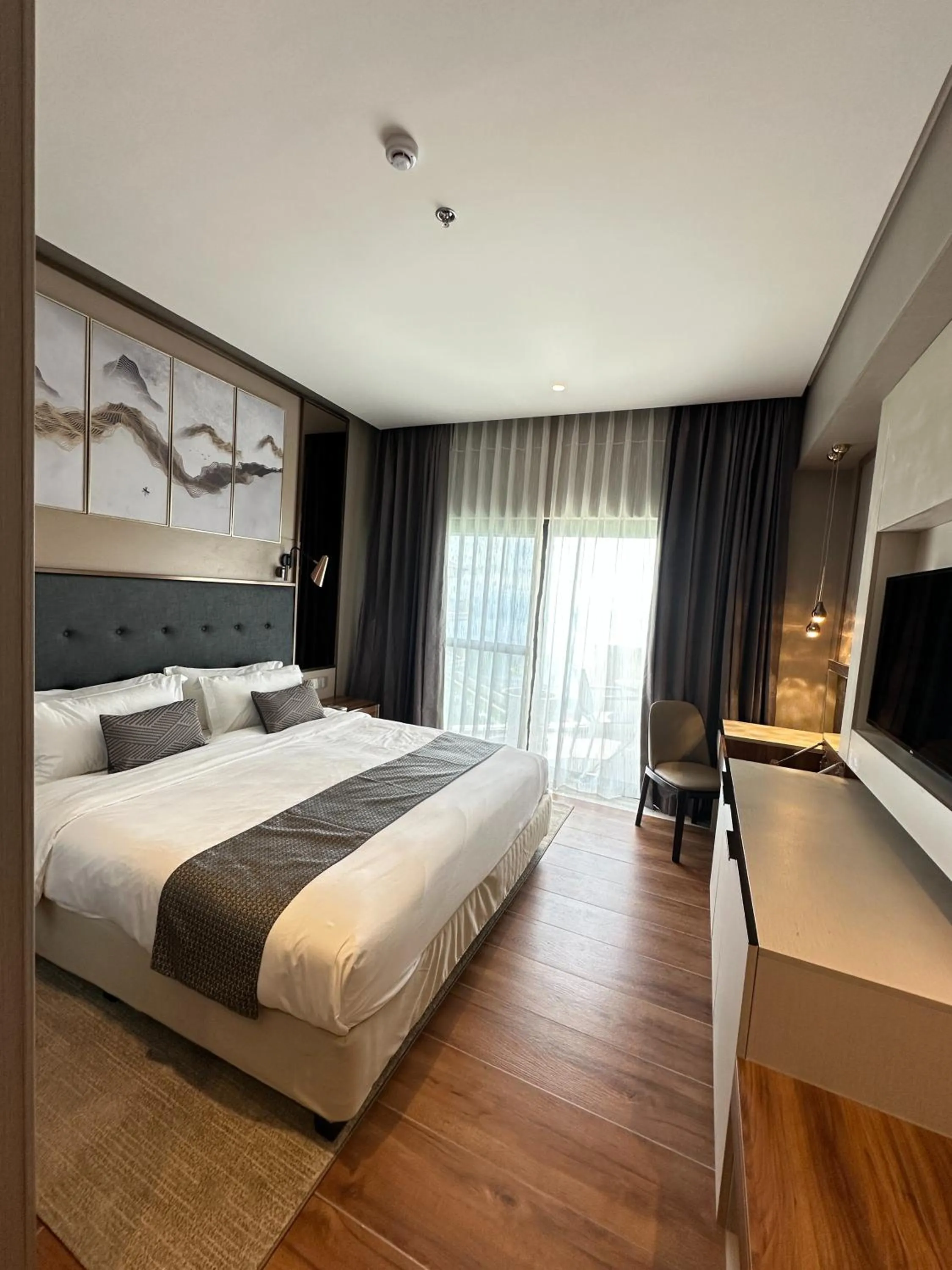 Bed in The Lake Hotel Tagaytay