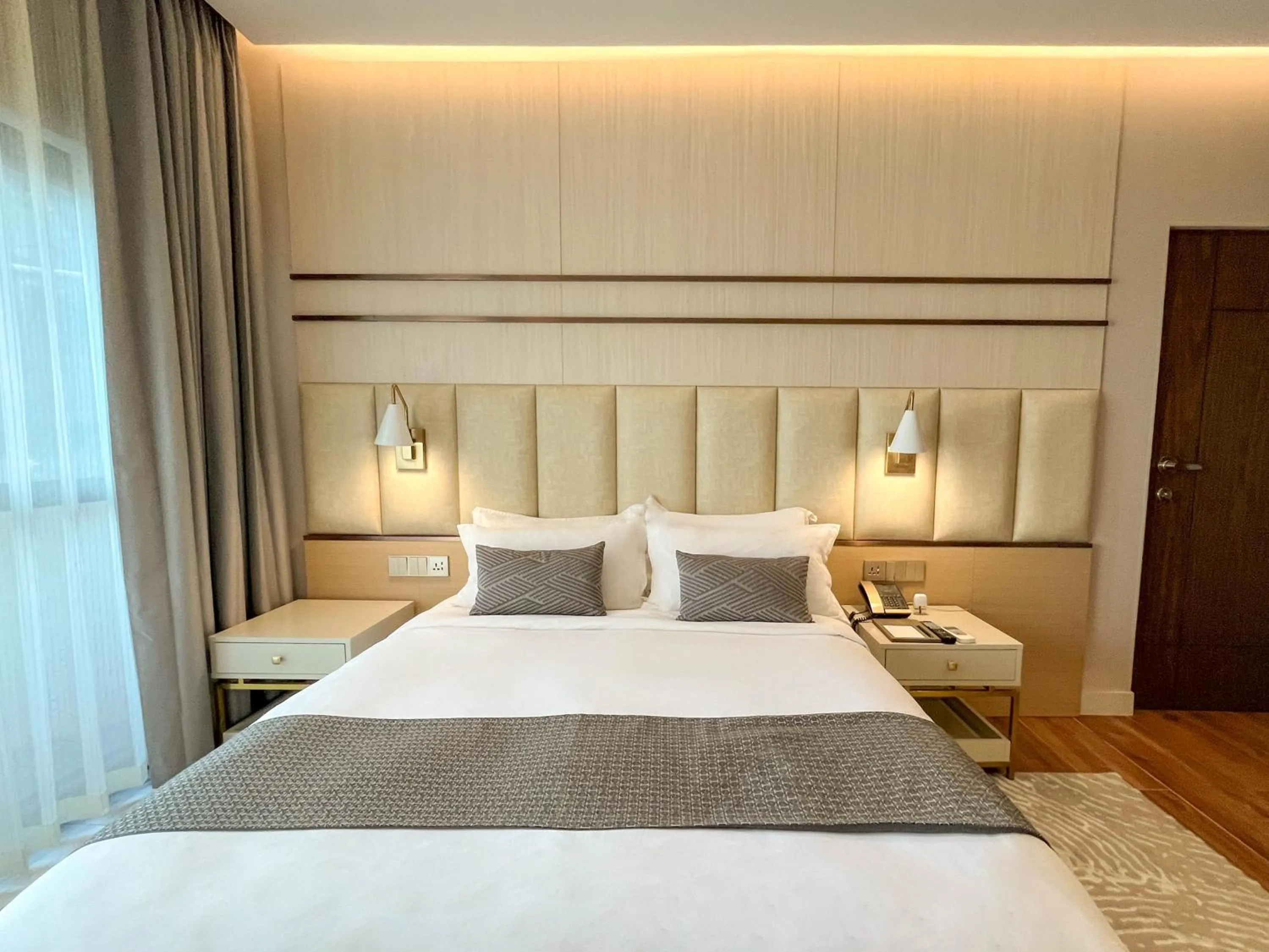 Bed in The Lake Hotel Tagaytay