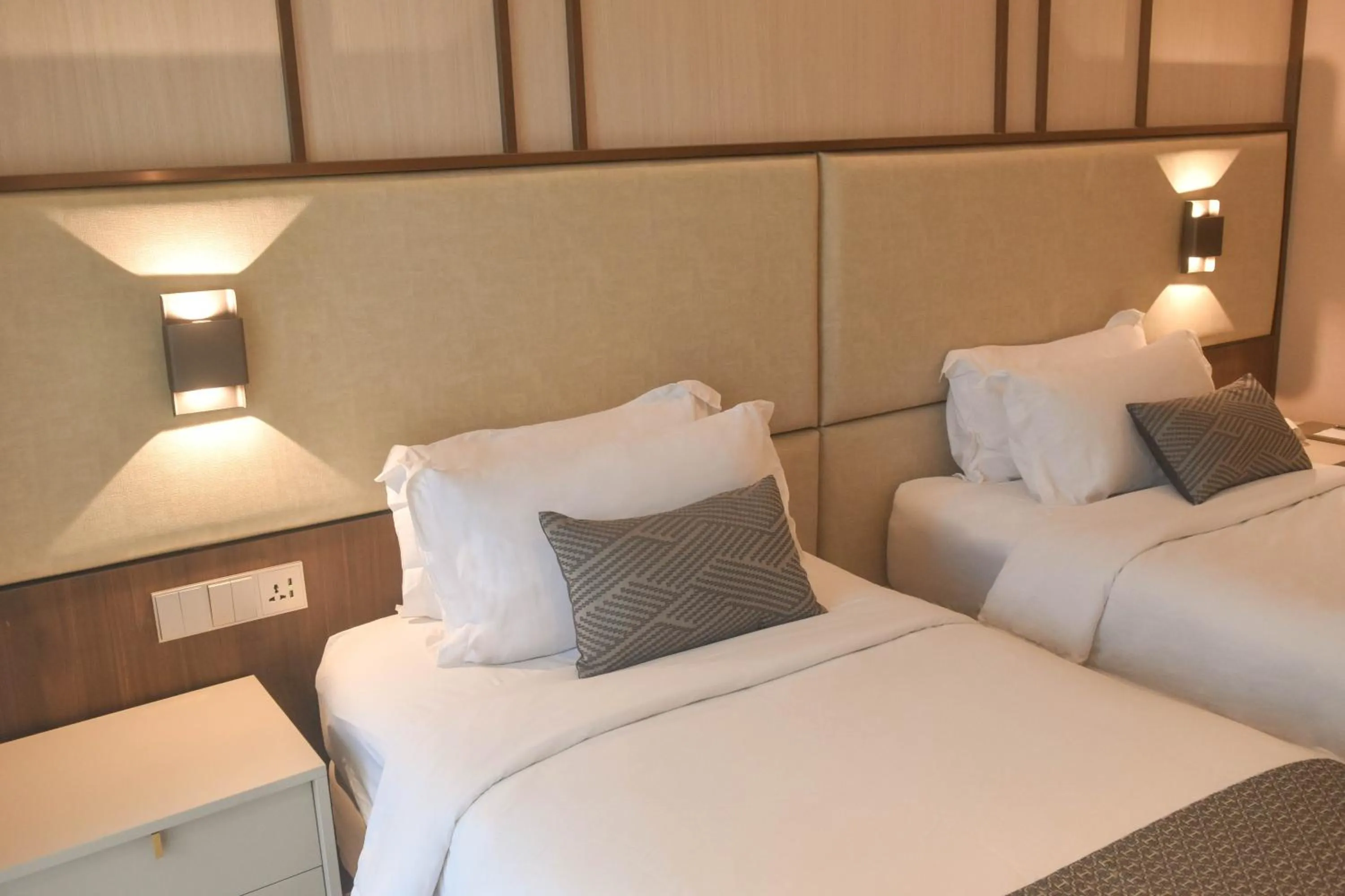 Bed in The Lake Hotel Tagaytay