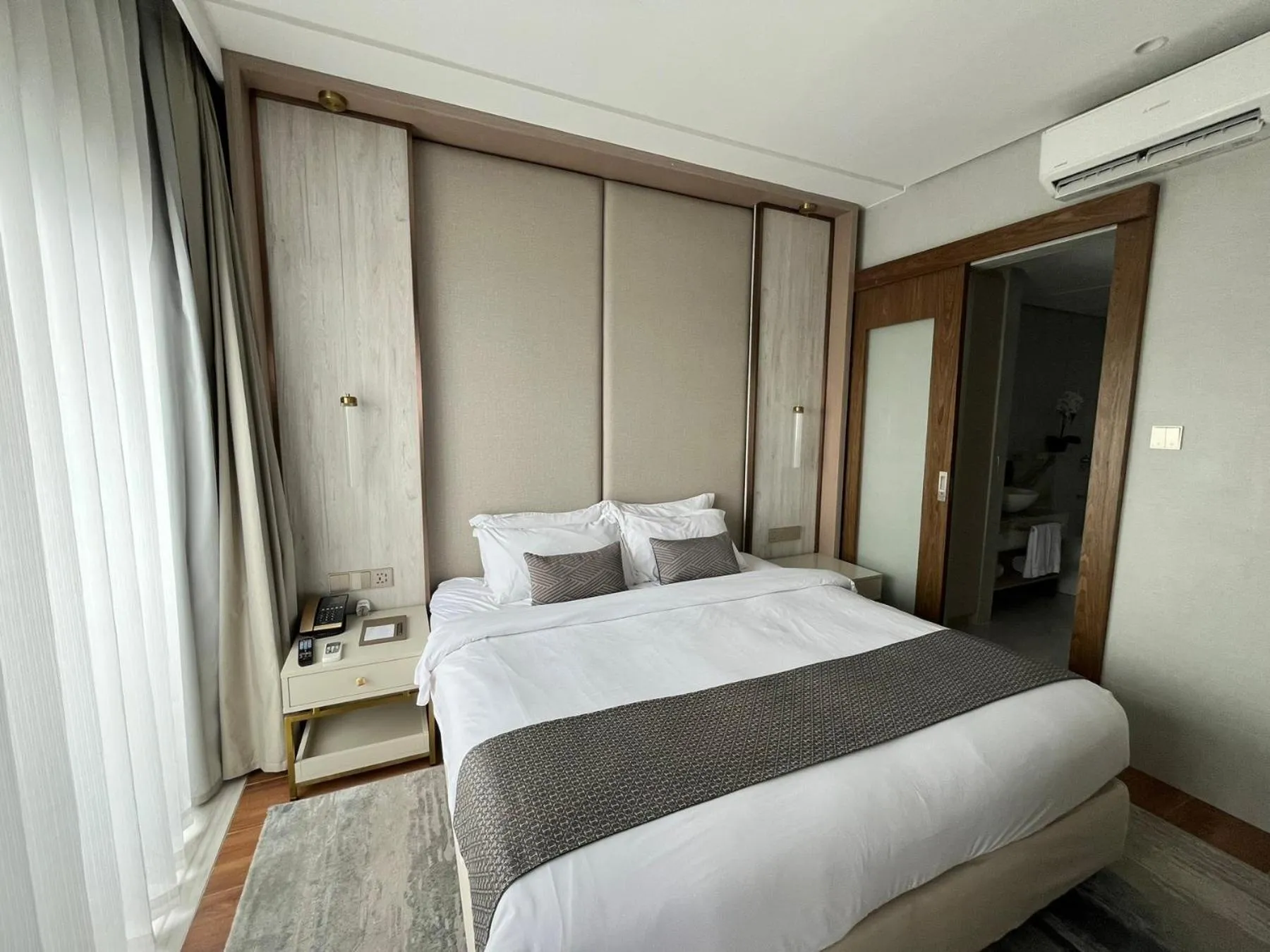 Bed in The Lake Hotel Tagaytay