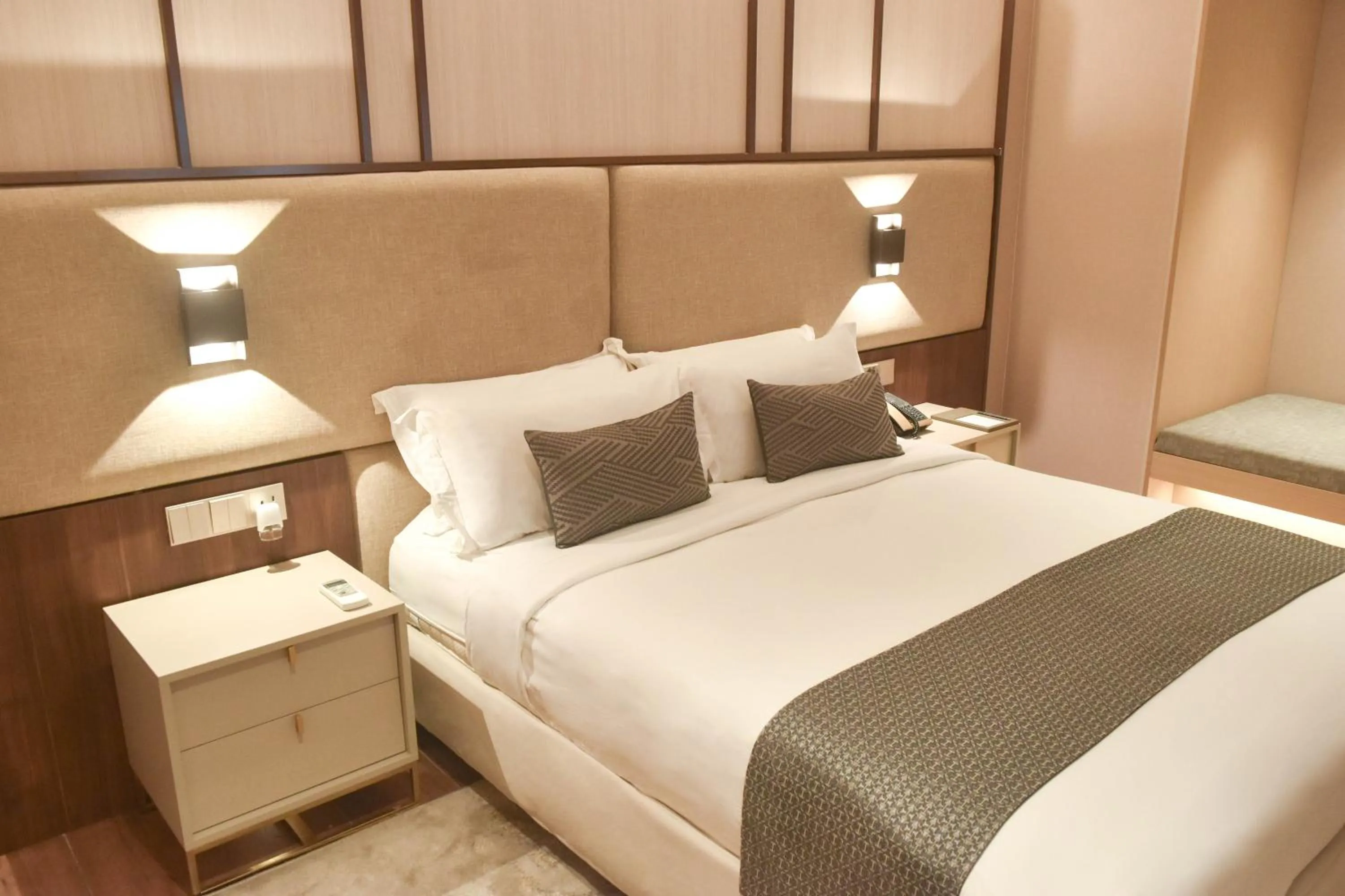 Bed in The Lake Hotel Tagaytay