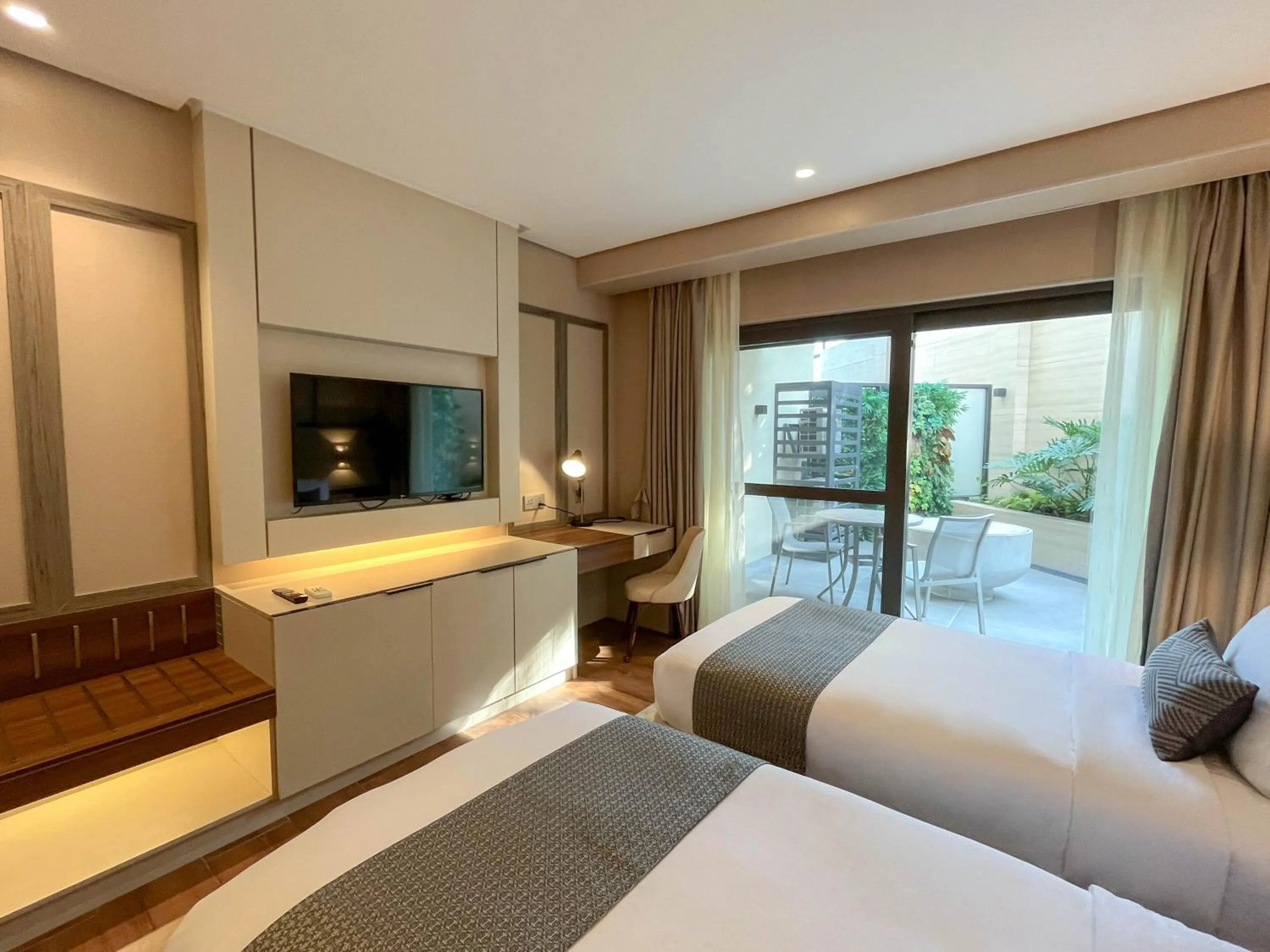 Bed in The Lake Hotel Tagaytay