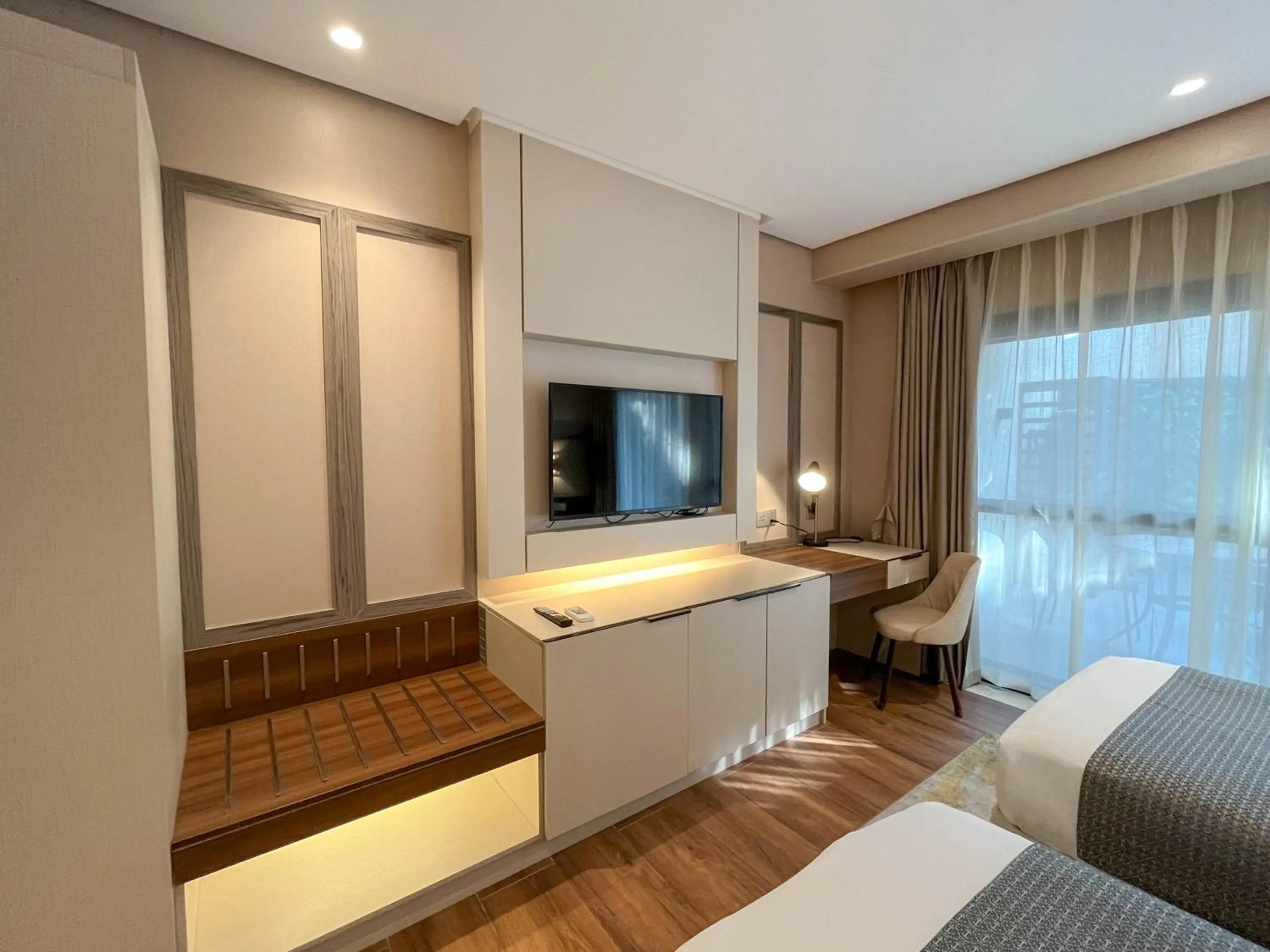 Bed in The Lake Hotel Tagaytay