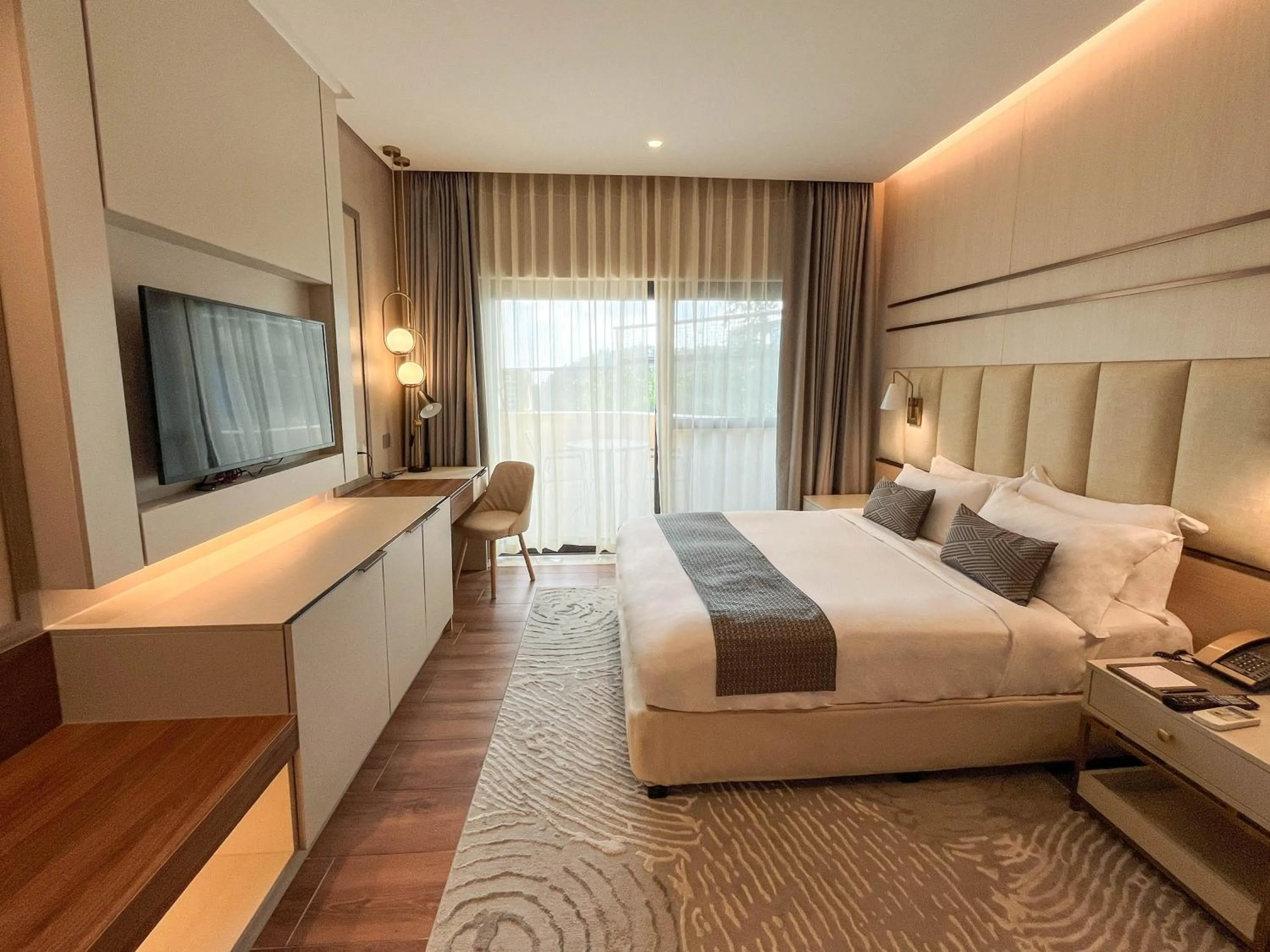 Bed in The Lake Hotel Tagaytay