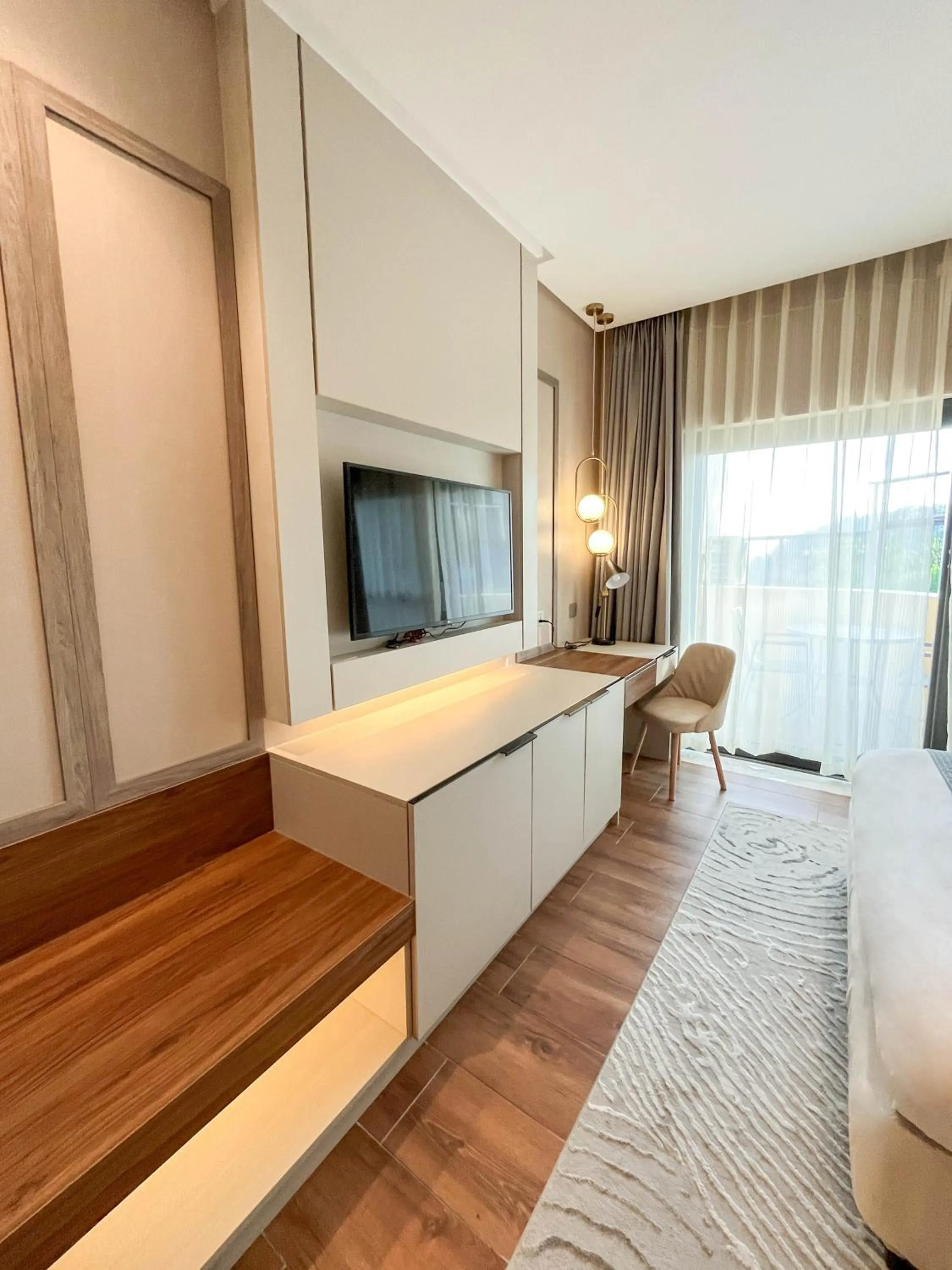 Bed in The Lake Hotel Tagaytay