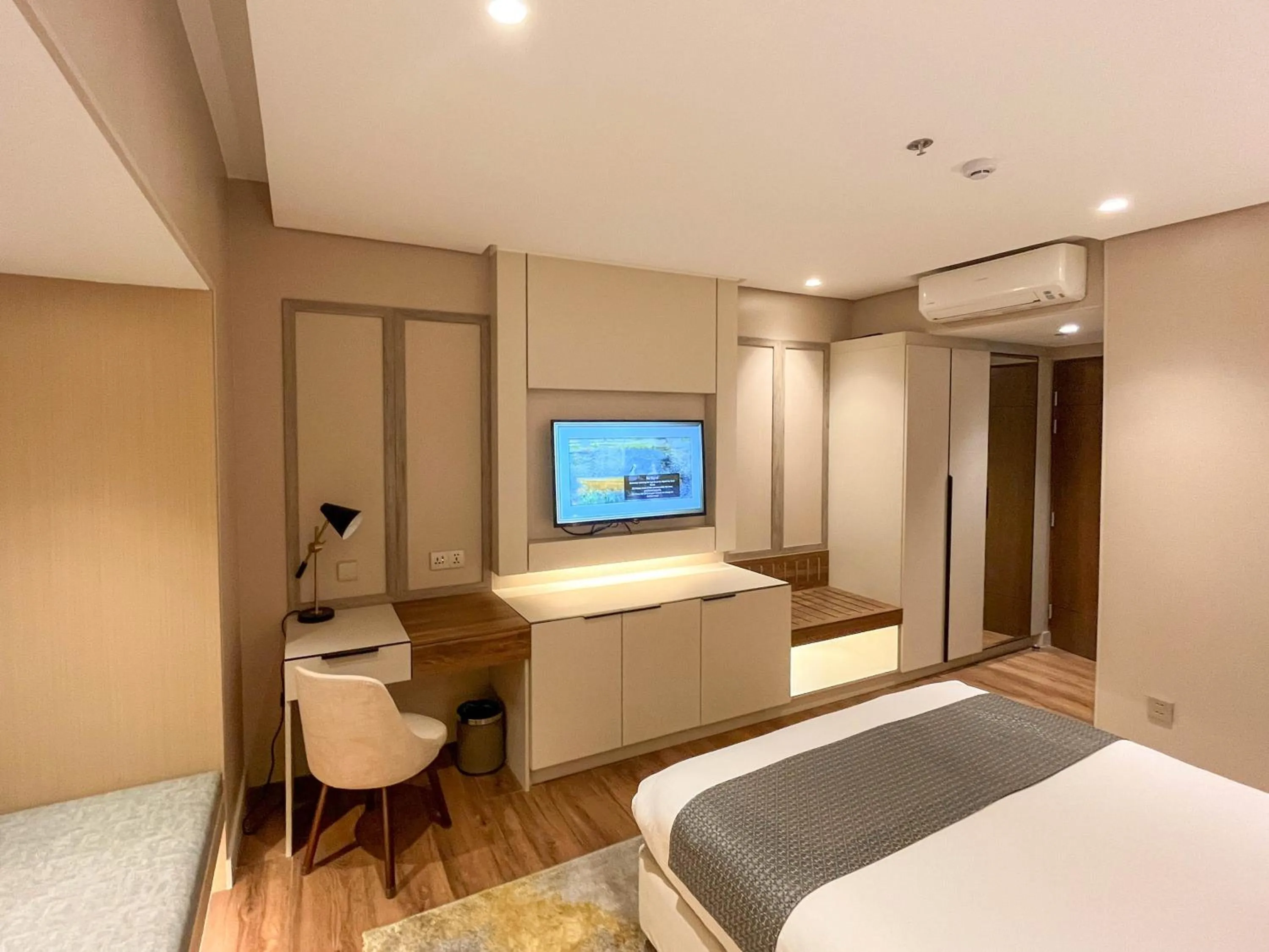 Bed in The Lake Hotel Tagaytay