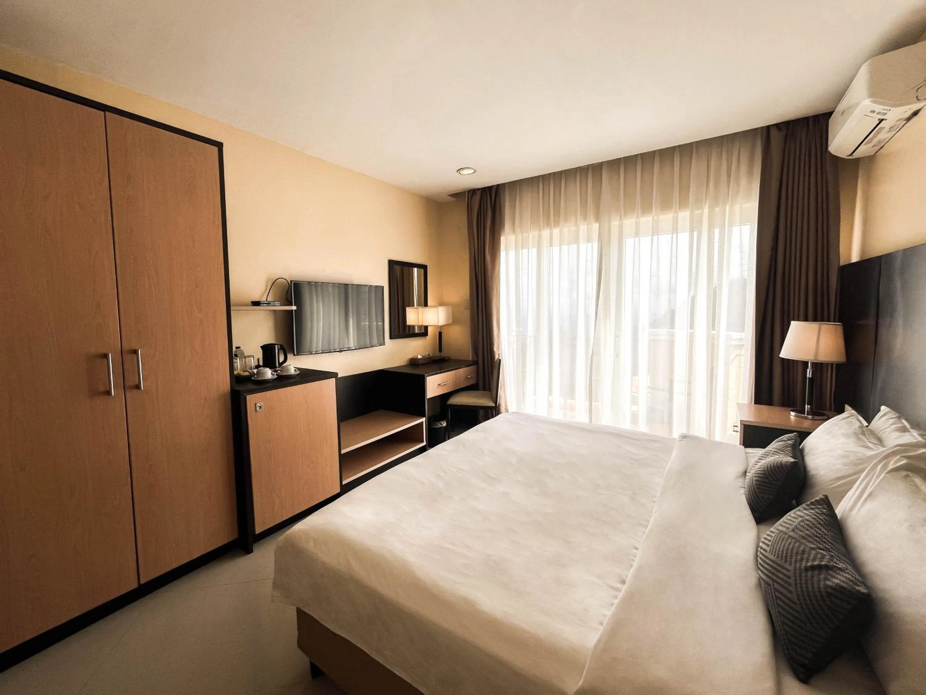 Bed in The Lake Hotel Tagaytay