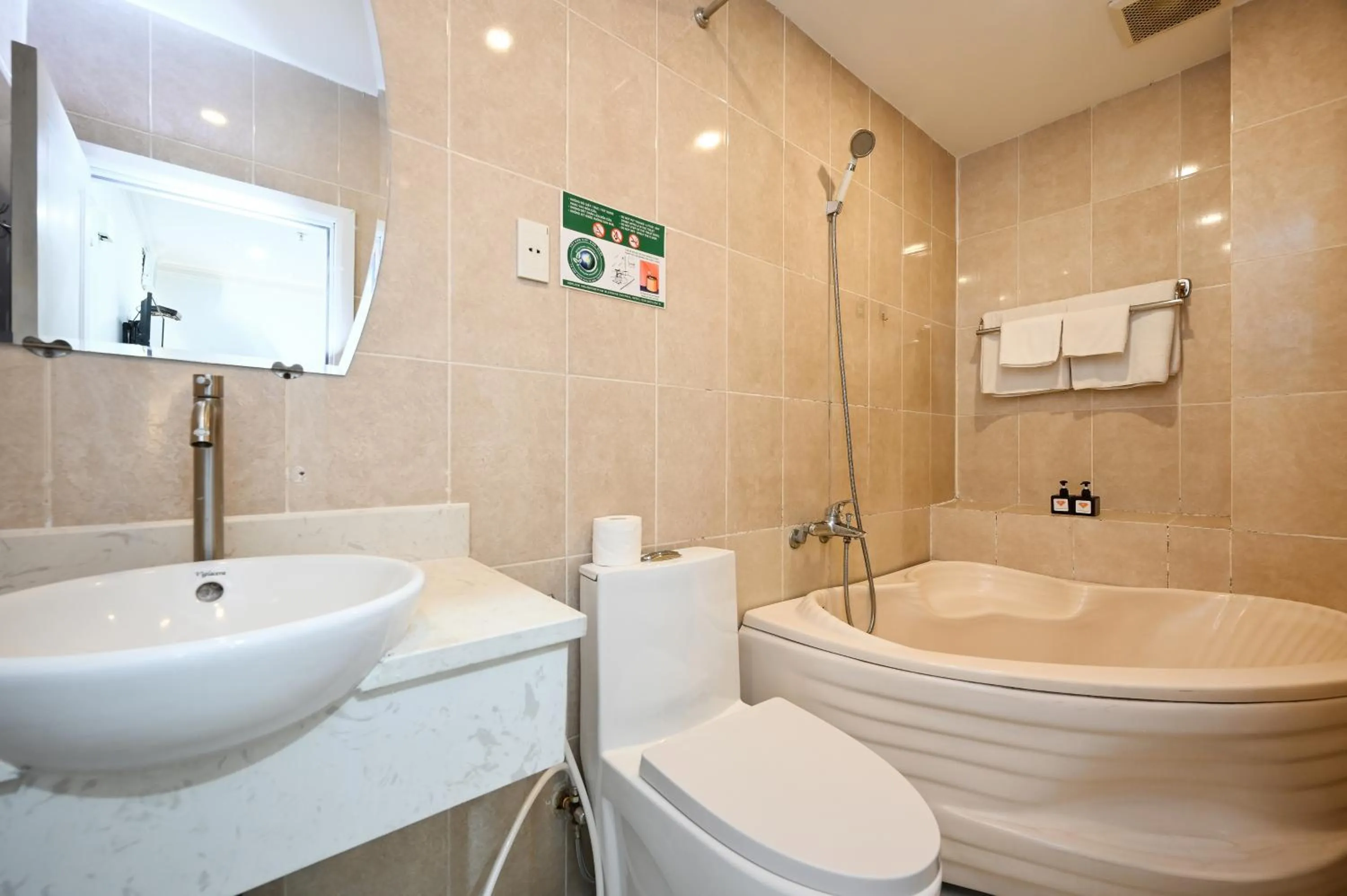 Bath in Ruby Saigon Hotel - Ben Thanh