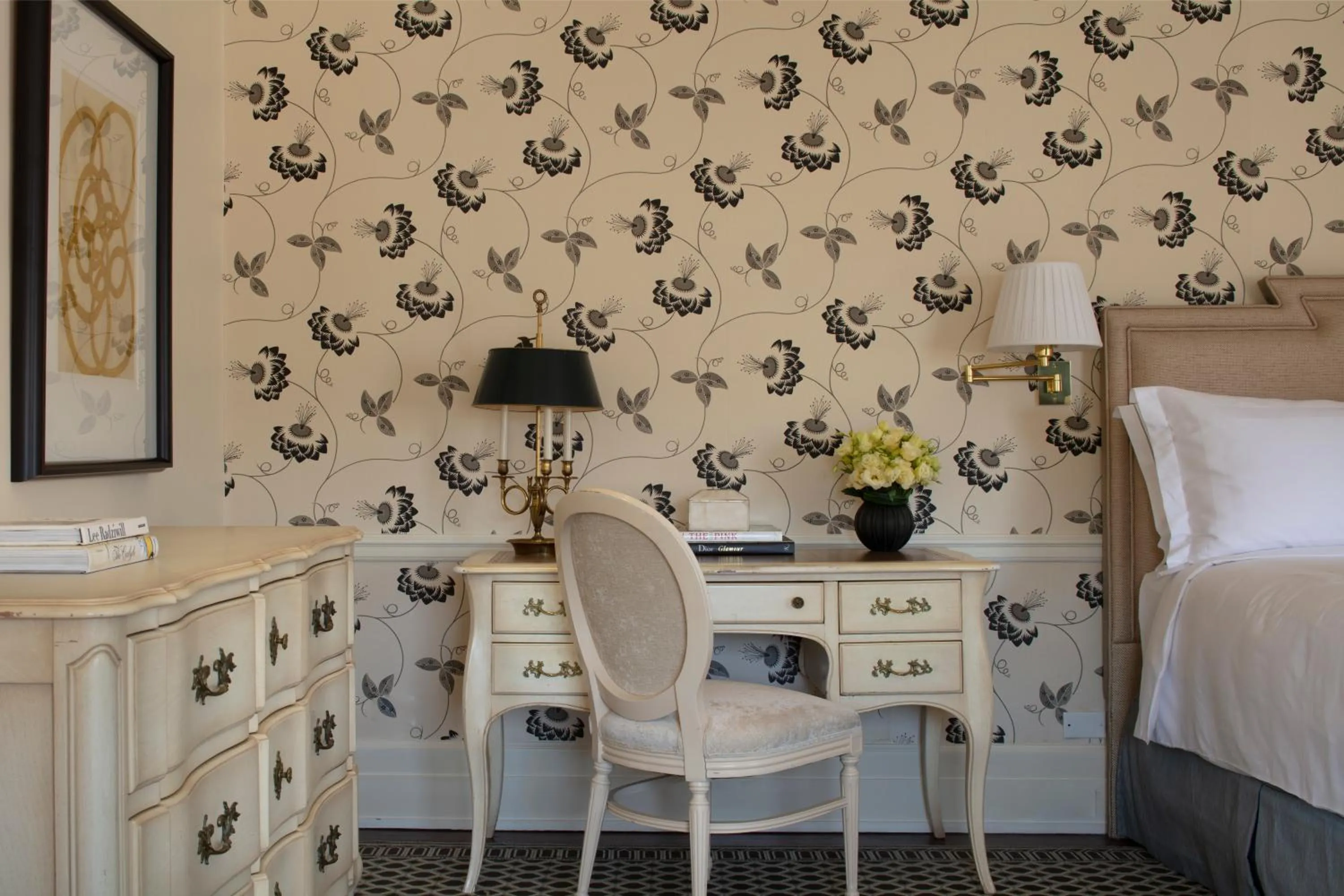 Seating area, Bed in The Carlyle, A Rosewood Hotel