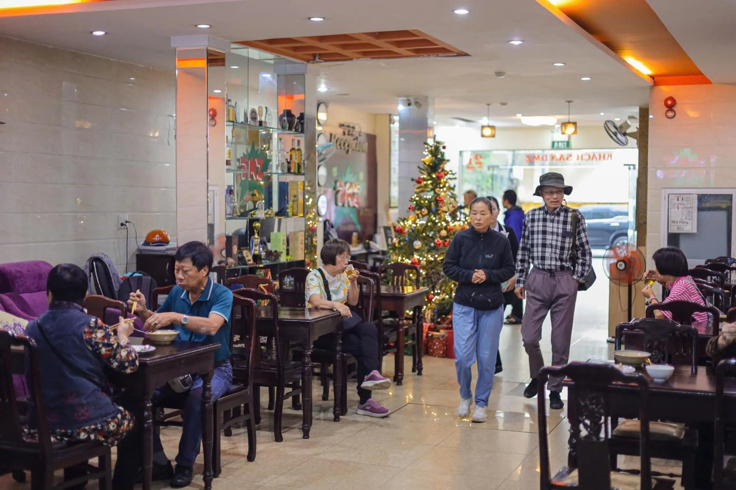 Restaurant/places to eat in DMZ Hotel