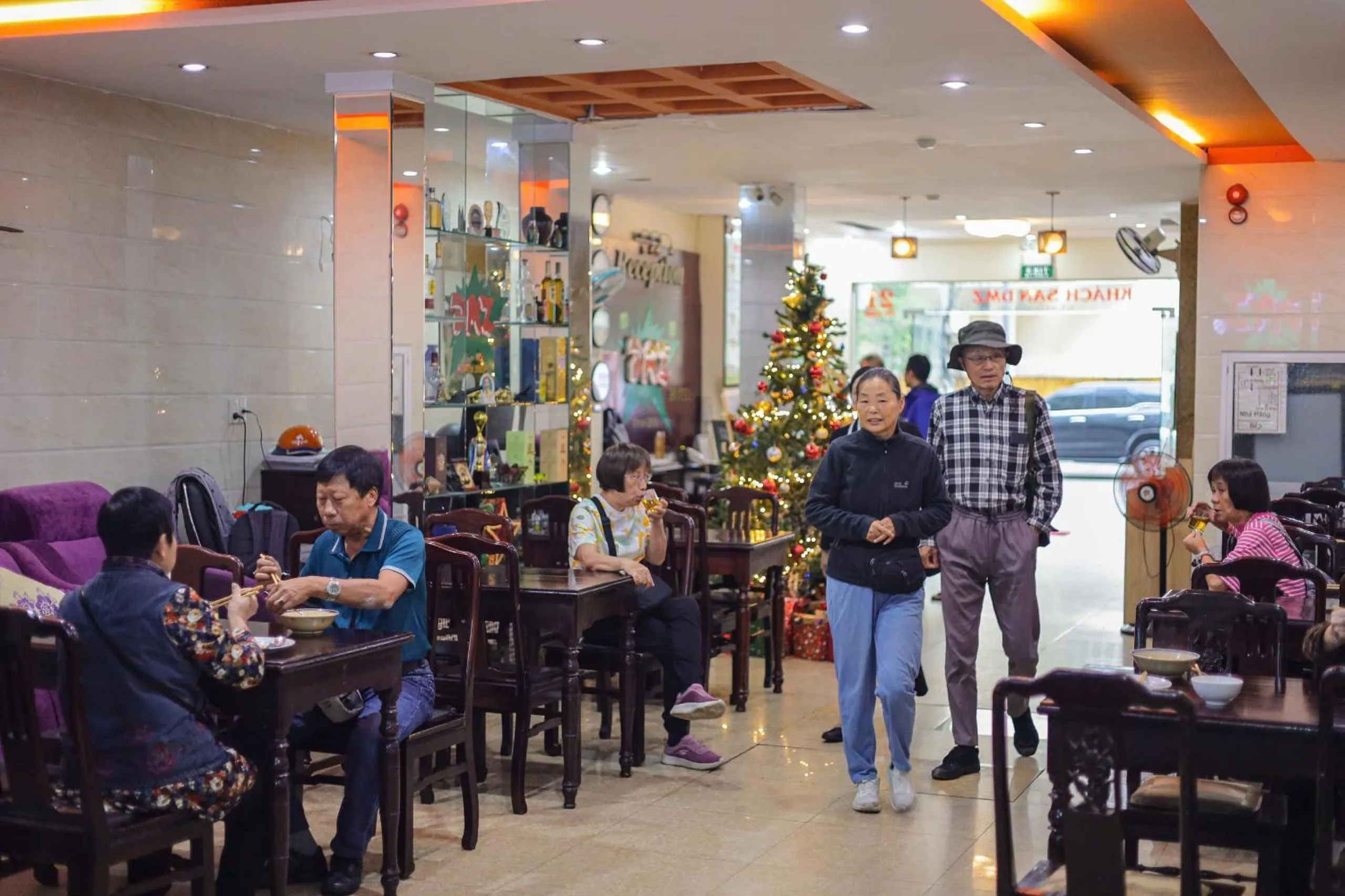 Restaurant/places to eat in DMZ Hotel