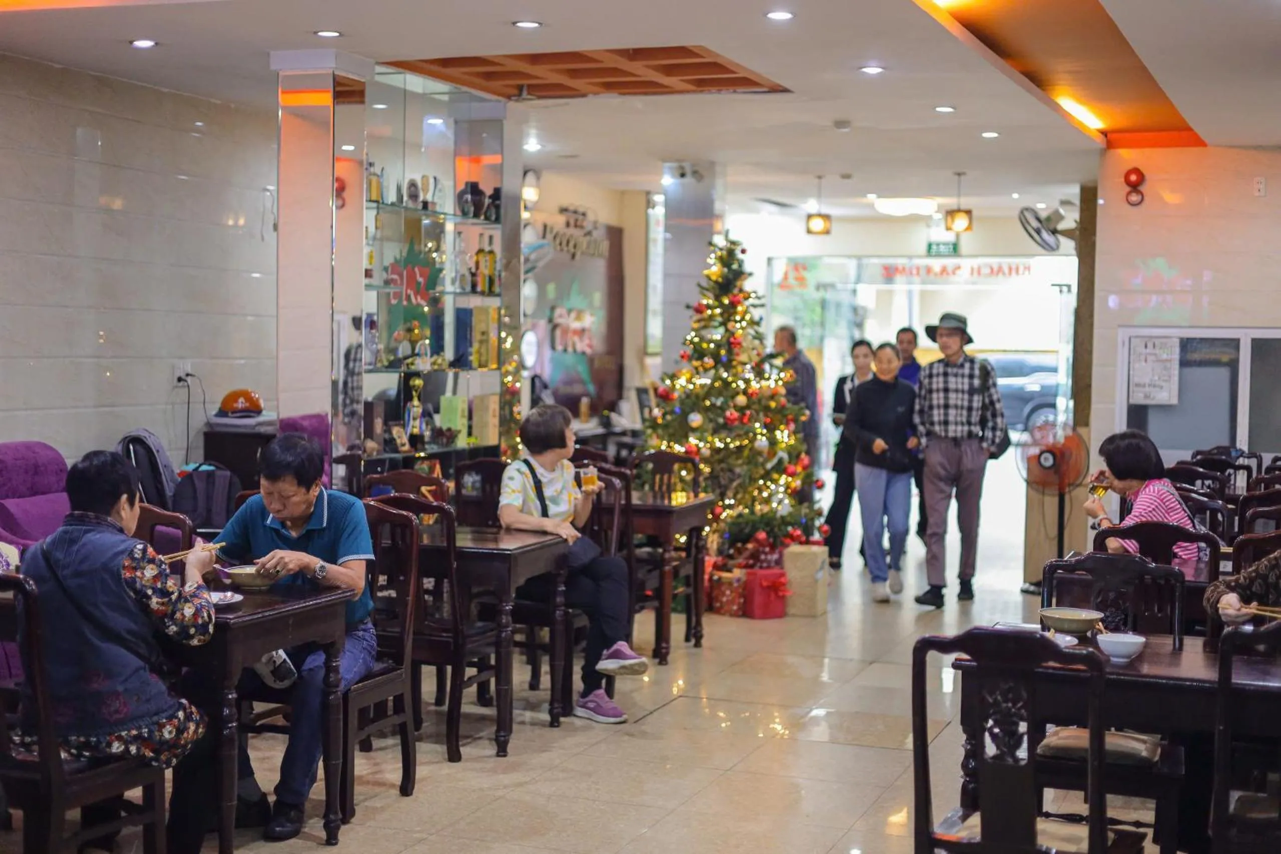 Restaurant/places to eat in DMZ Hotel