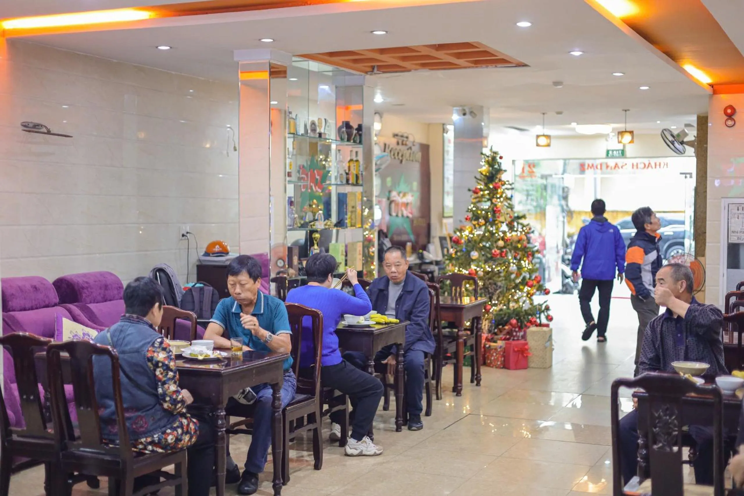 Restaurant/places to eat in DMZ Hotel