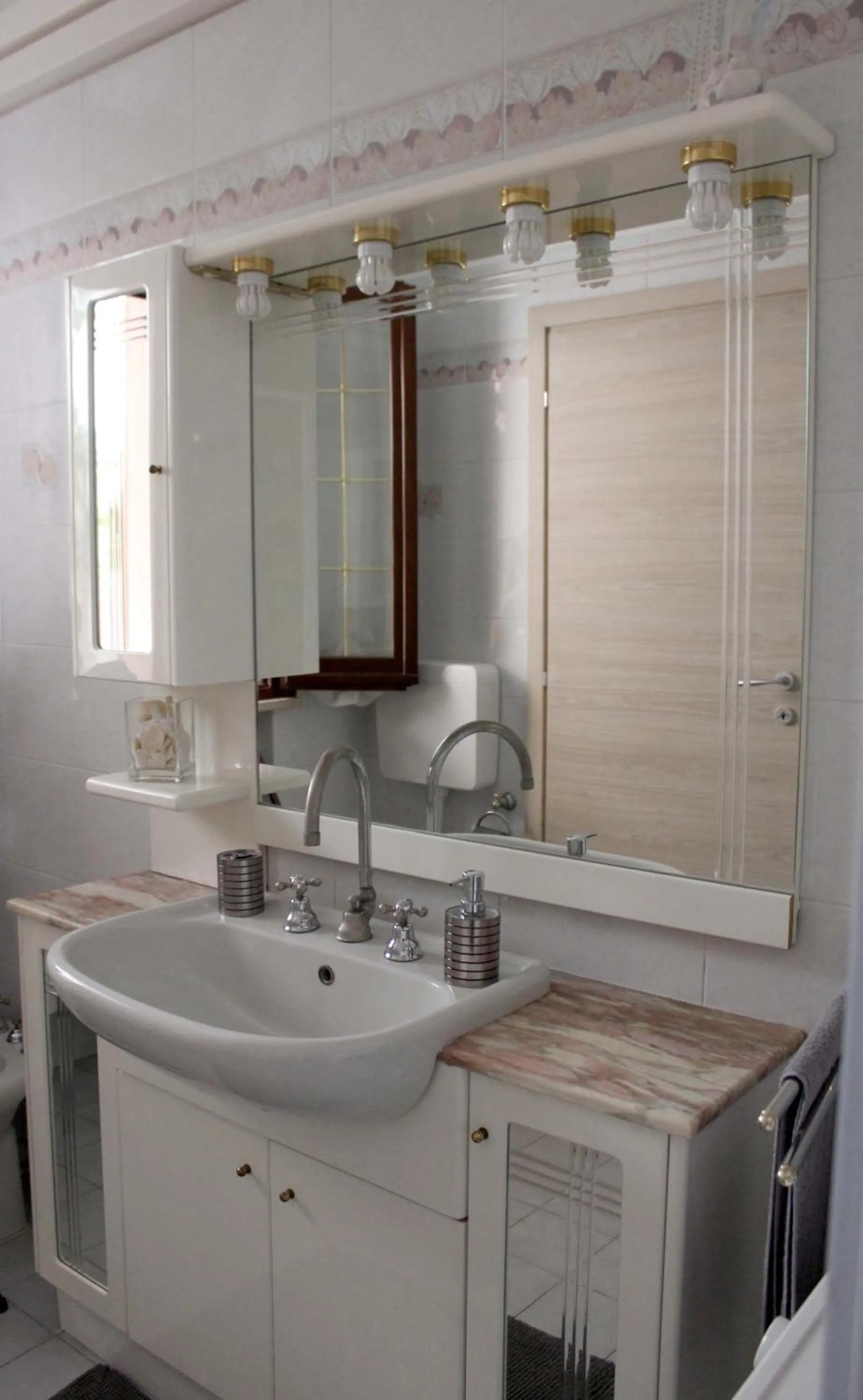 Shower in Porta del Carmine