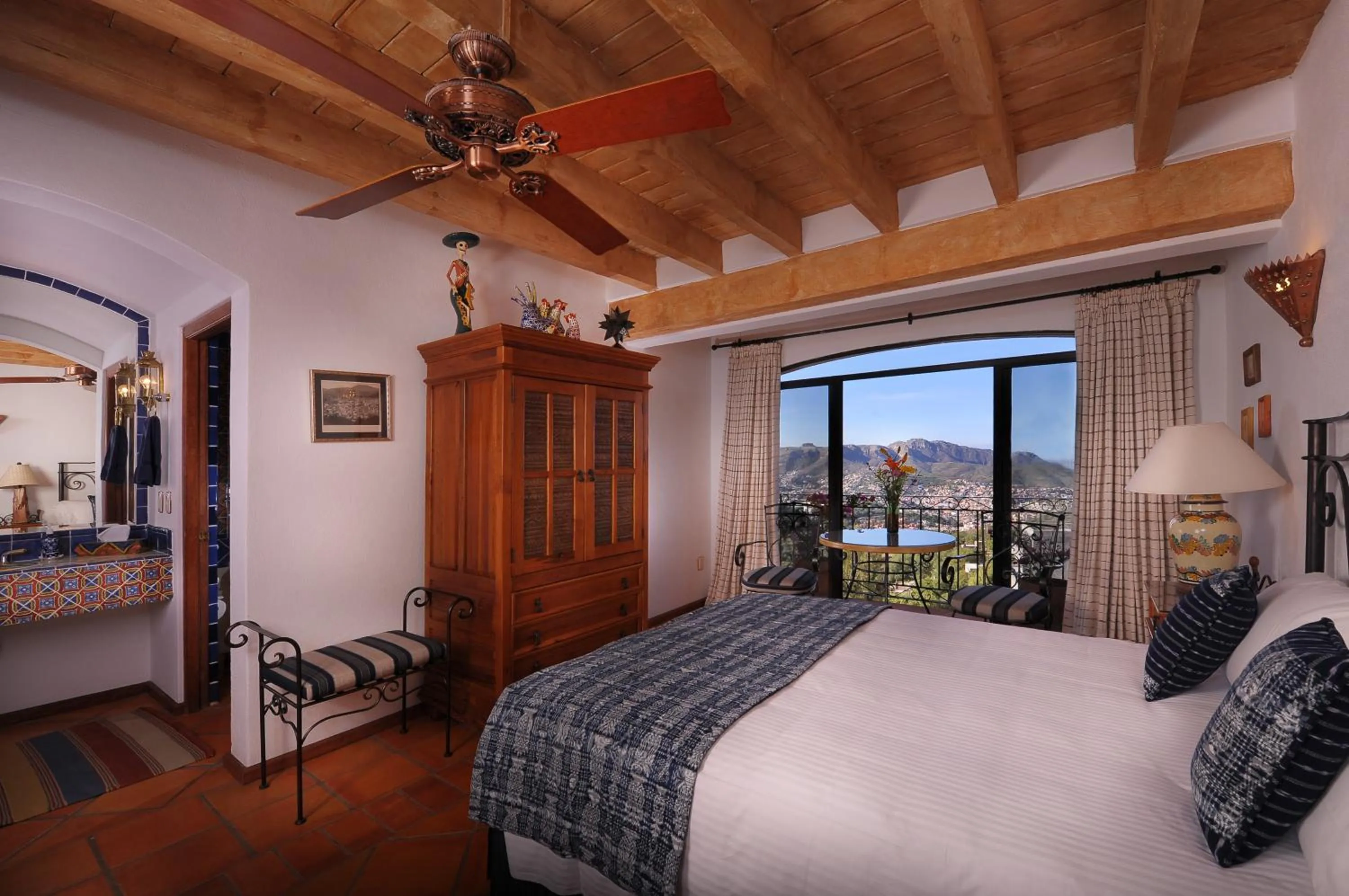 Shower, Bed in Casa Estrella de la Valenciana Hotel Boutique