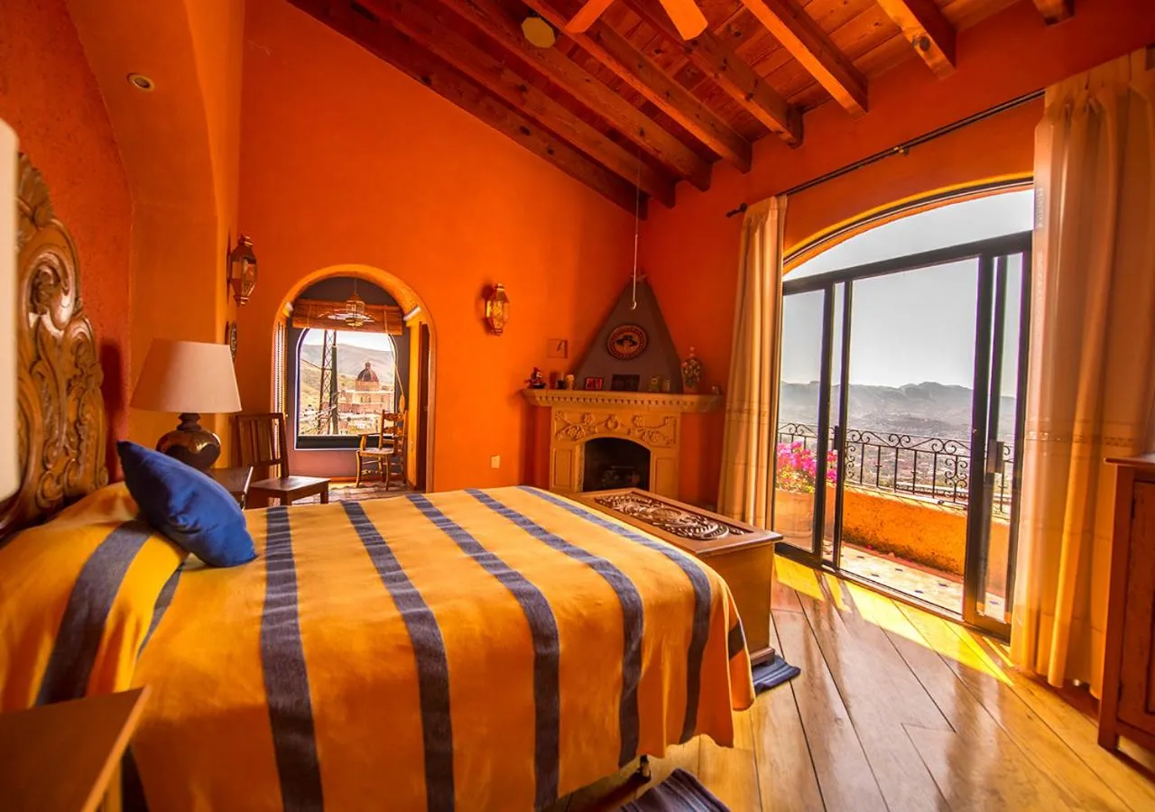 Bed in Casa Estrella de la Valenciana Hotel Boutique