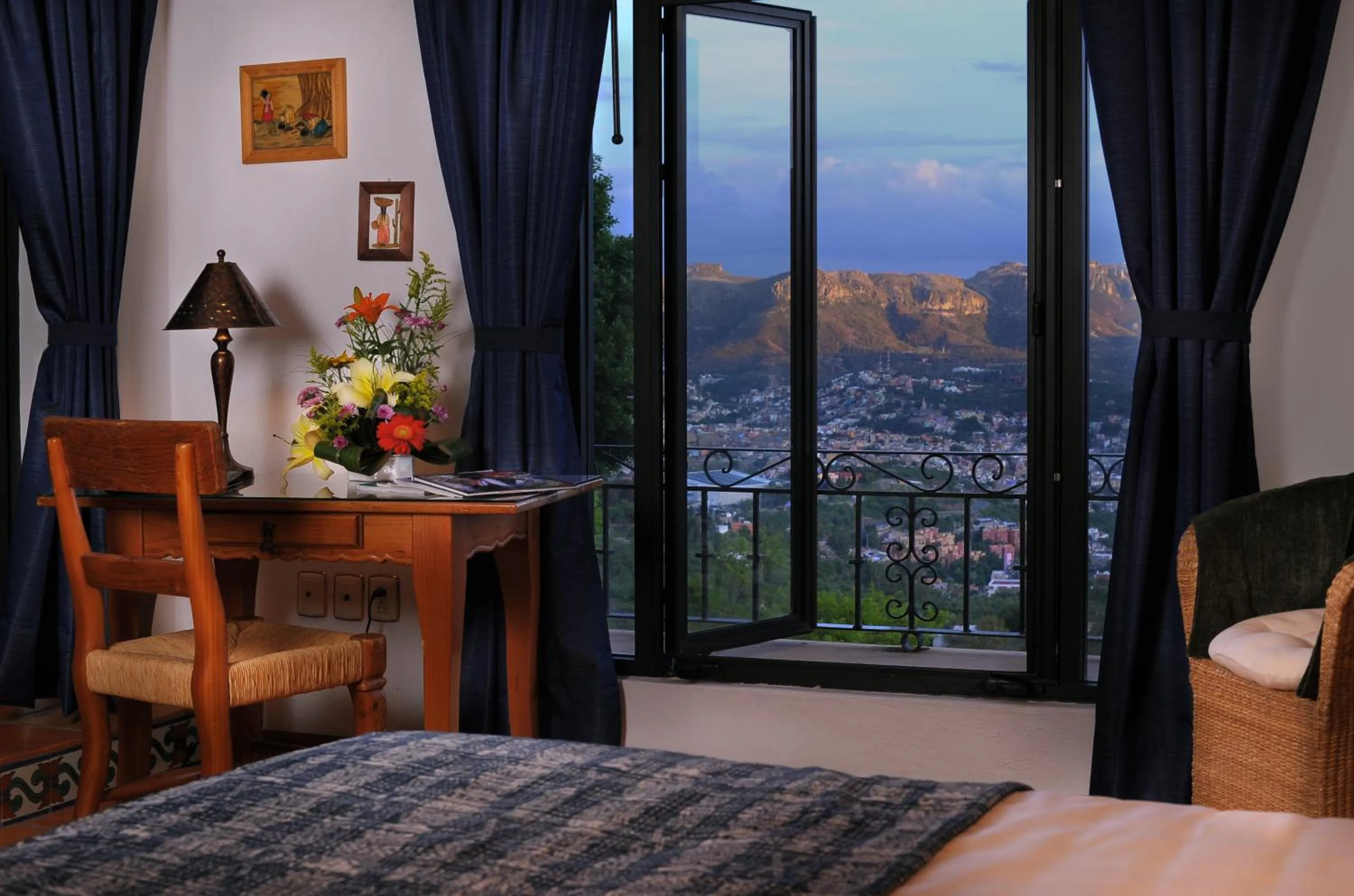 View (from property/room), Bed in Casa Estrella de la Valenciana Hotel Boutique