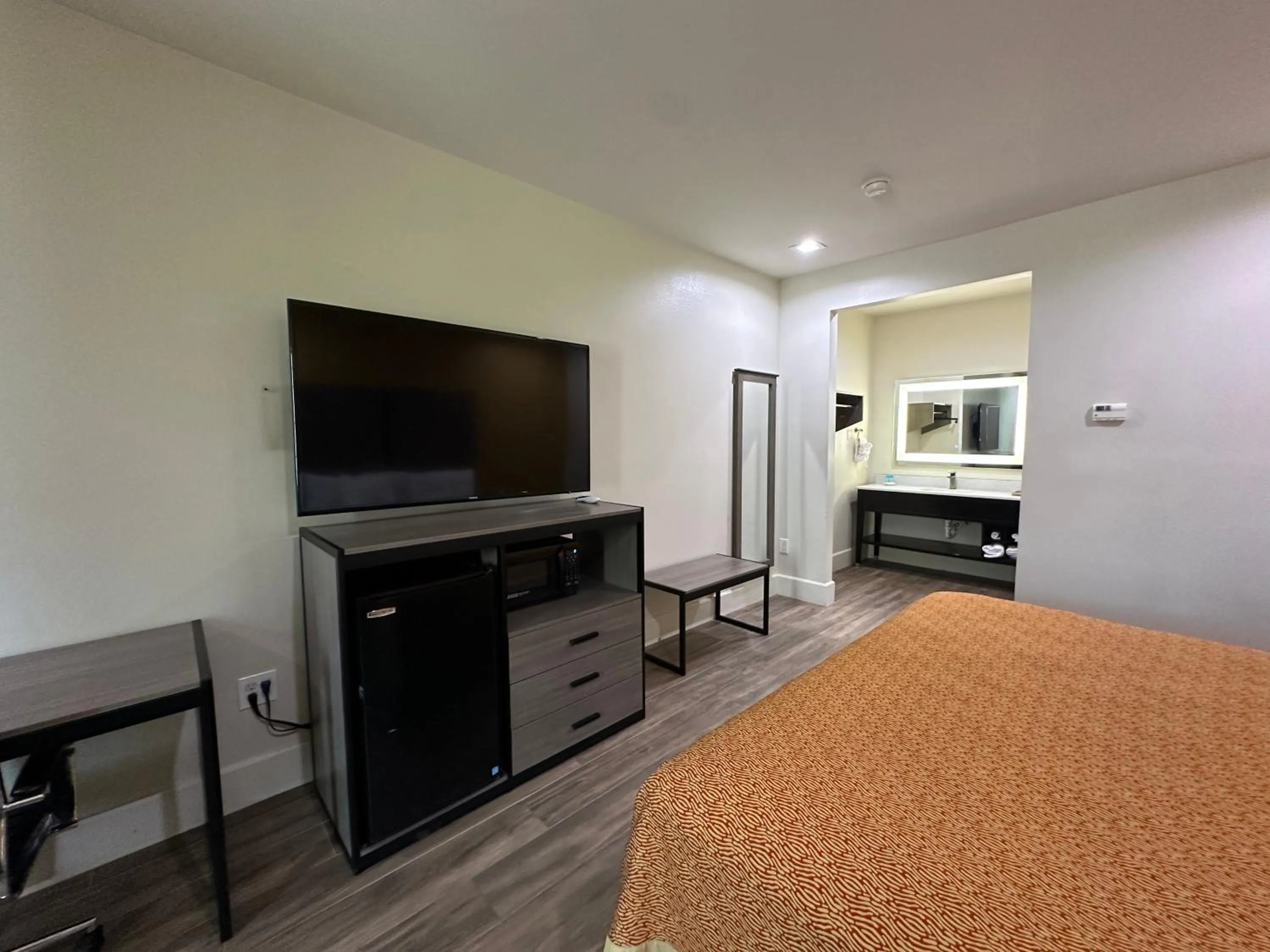 Bed in Scottish Inn and Suites