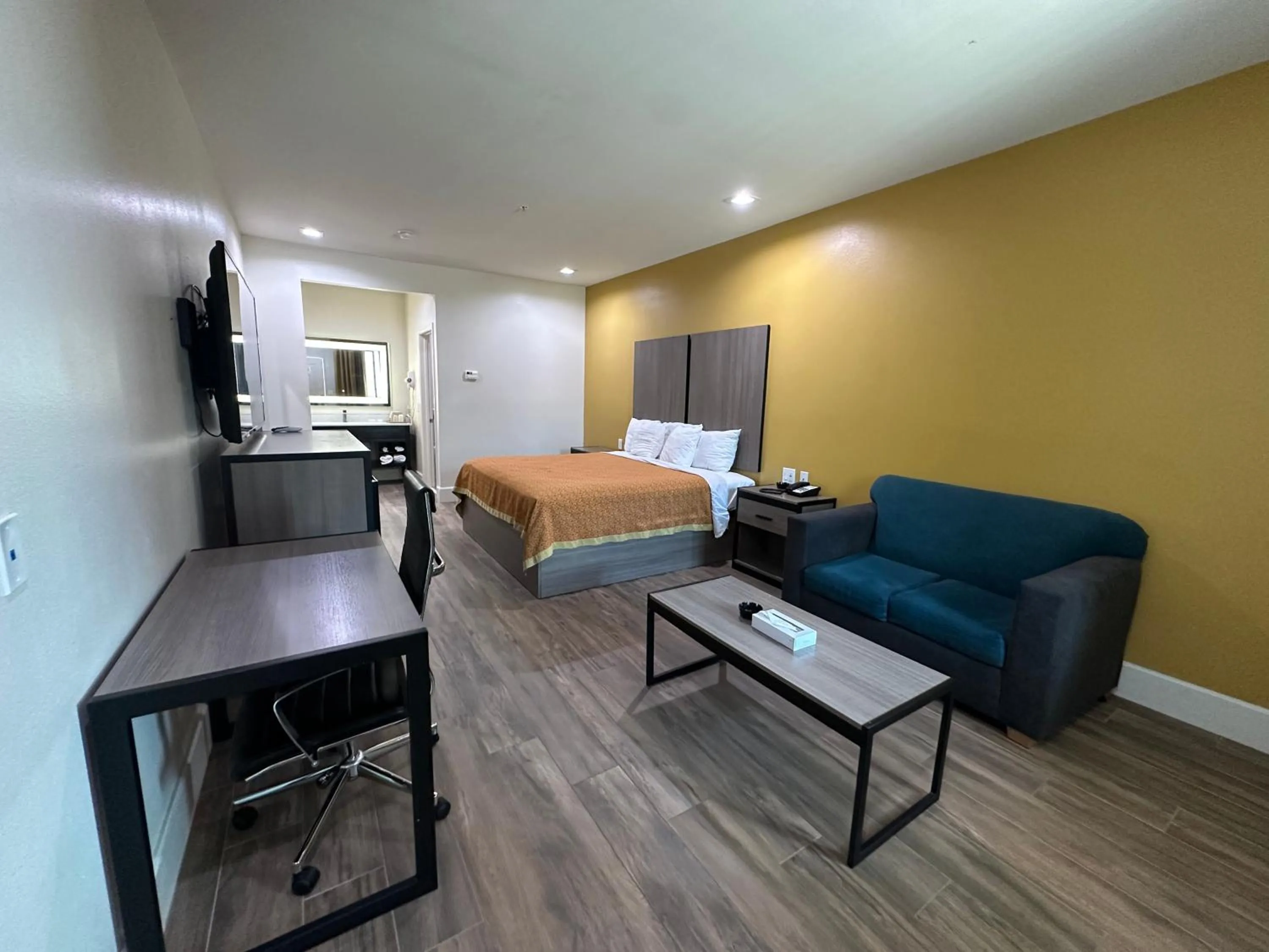 Bed in Scottish Inn and Suites