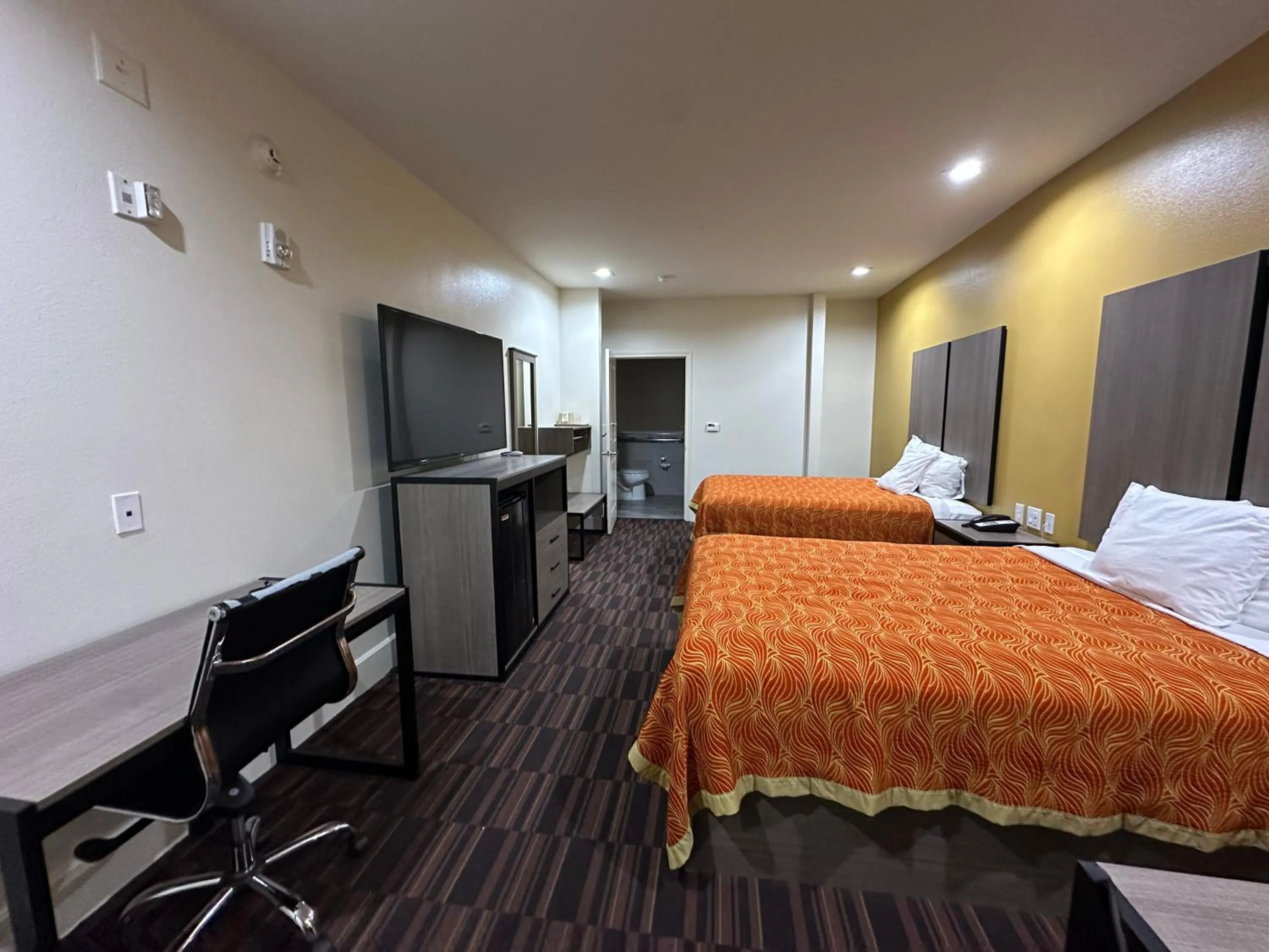 Bed in Scottish Inn and Suites