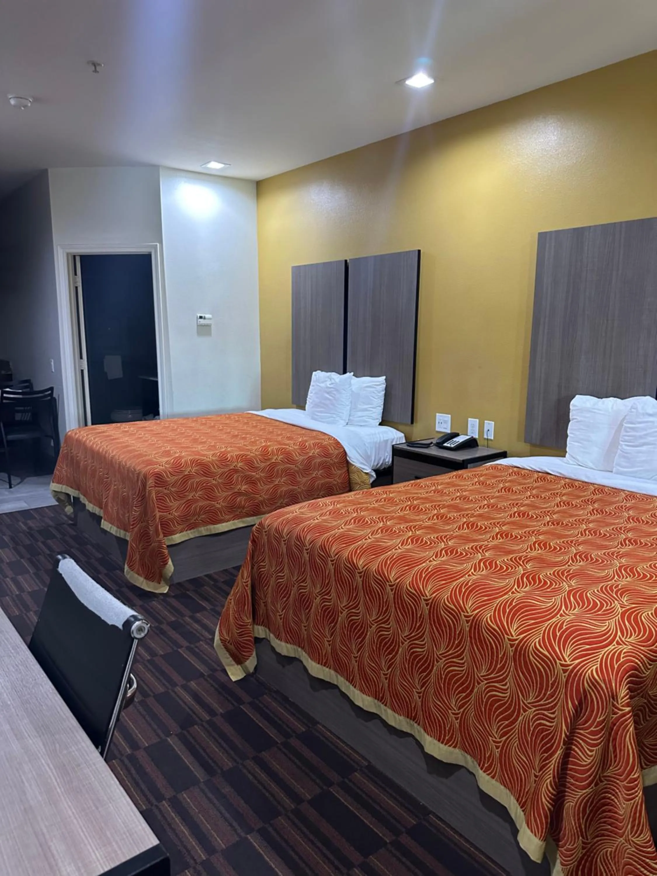 Bed in Scottish Inn and Suites