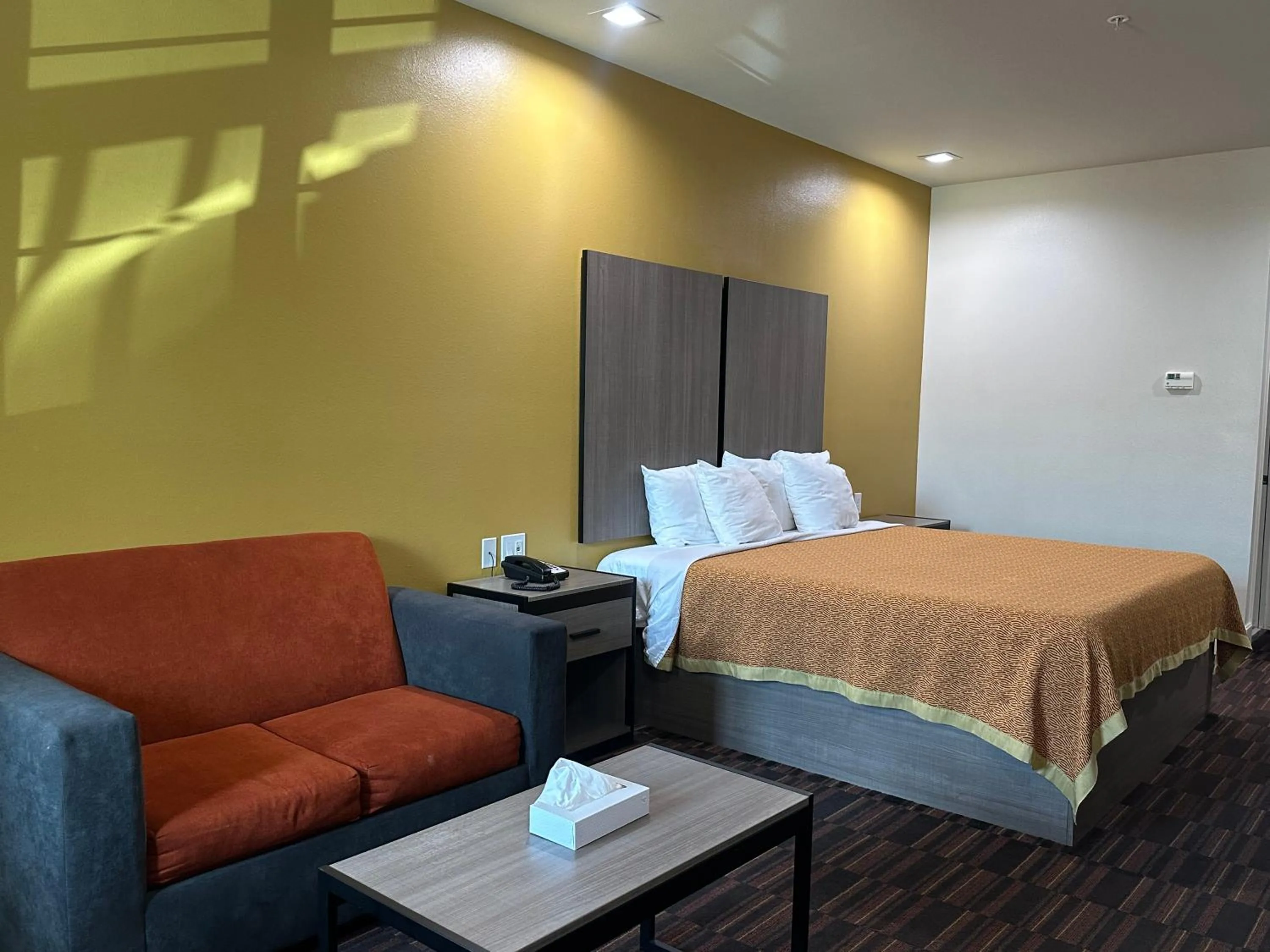 Bed in Scottish Inn and Suites