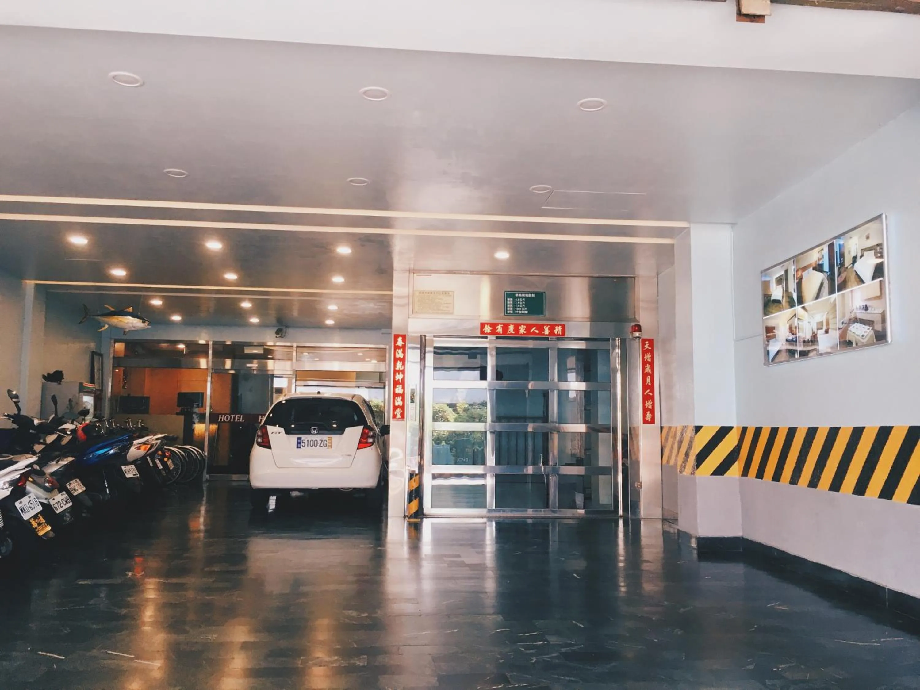 Facade/entrance, Bed in Hua Tai Hotel
